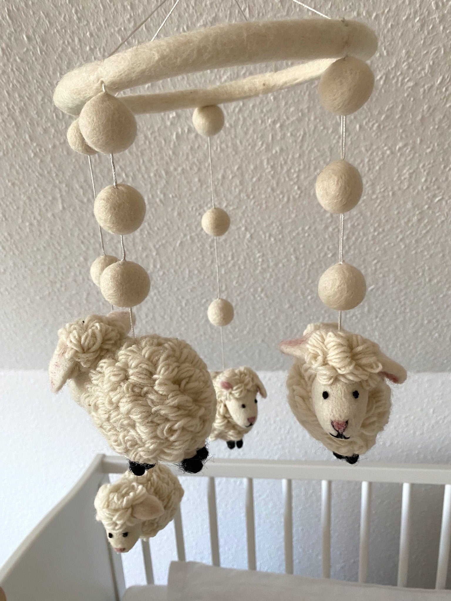 Mobilé Schafe Kinderzimmer Filz Babyzimmer Babybett Geschenk zur Geburt Träume handgefertigt Schäfchen Bauernhoftier Einschlafen Schäfer