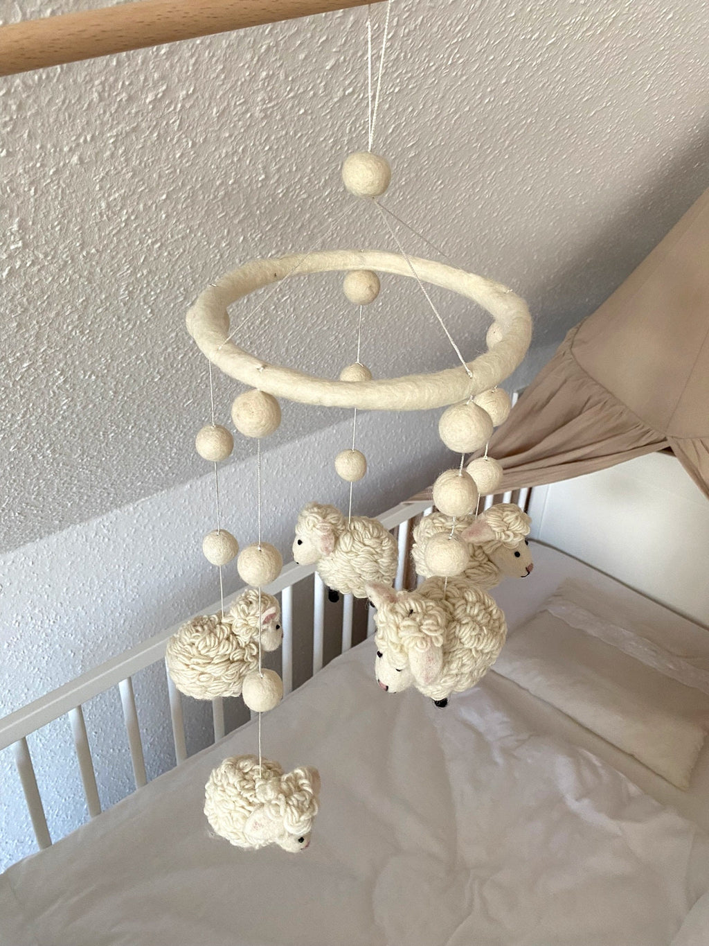 Mobilé Schafe Kinderzimmer Filz Babyzimmer Babybett Geschenk zur Geburt Träume handgefertigt Schäfchen Bauernhoftier Einschlafen Schäfer