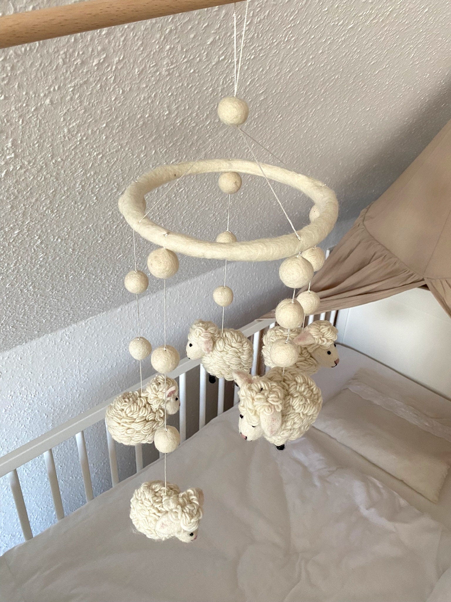 Mobilé Schafe Kinderzimmer Filz Babyzimmer Babybett Geschenk zur Geburt Träume handgefertigt Schäfchen Bauernhoftier Einschlafen Schäfer