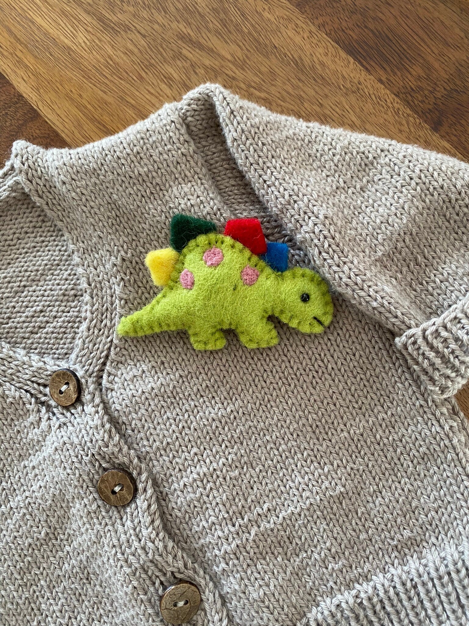 Filz Anstecker Brosche Dinosaurier Stegosaurus