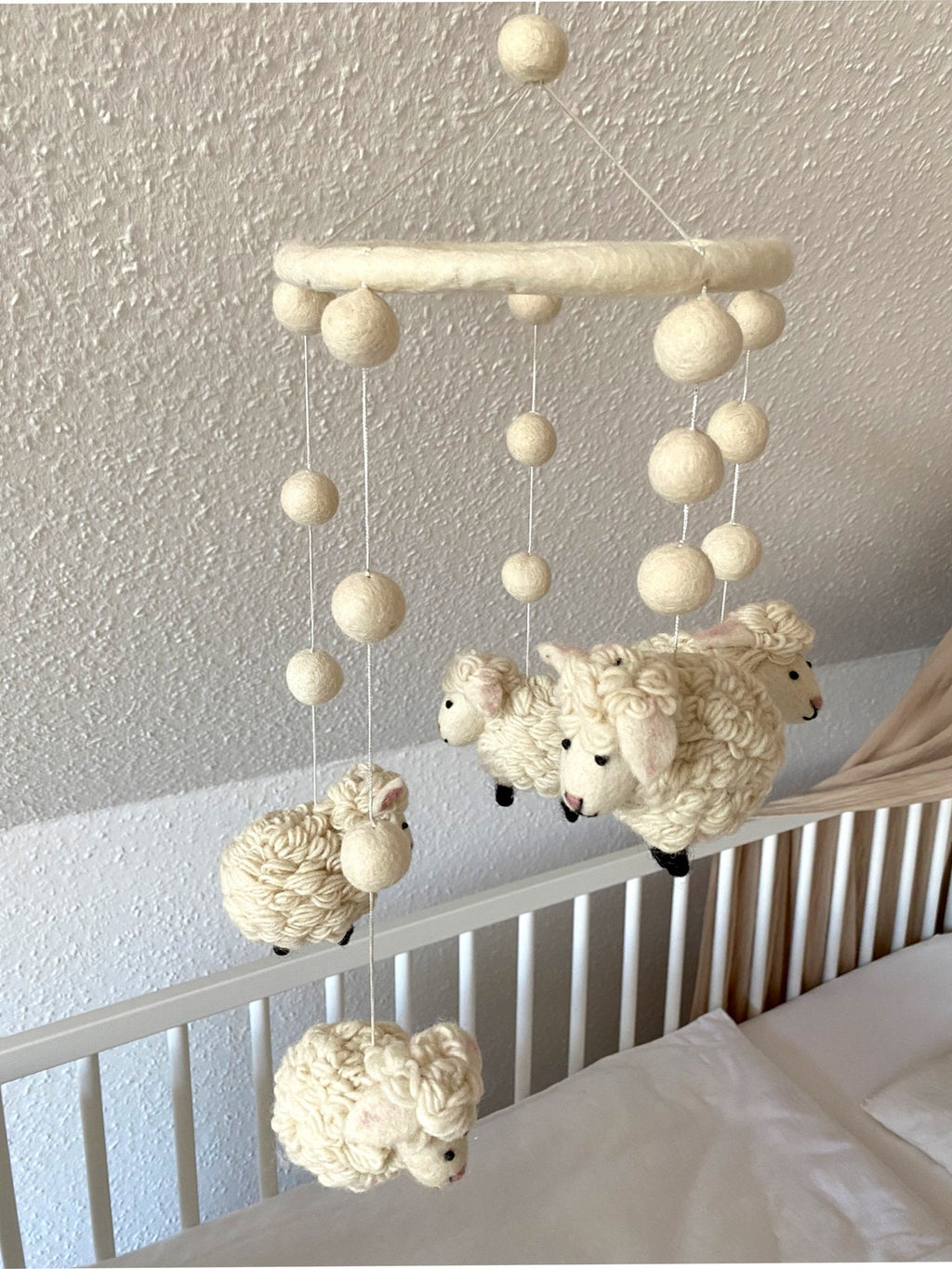 Mobilé Schafe Kinderzimmer Filz Babyzimmer Babybett Geschenk zur Geburt Träume handgefertigt Schäfchen Bauernhoftier Einschlafen Schäfer