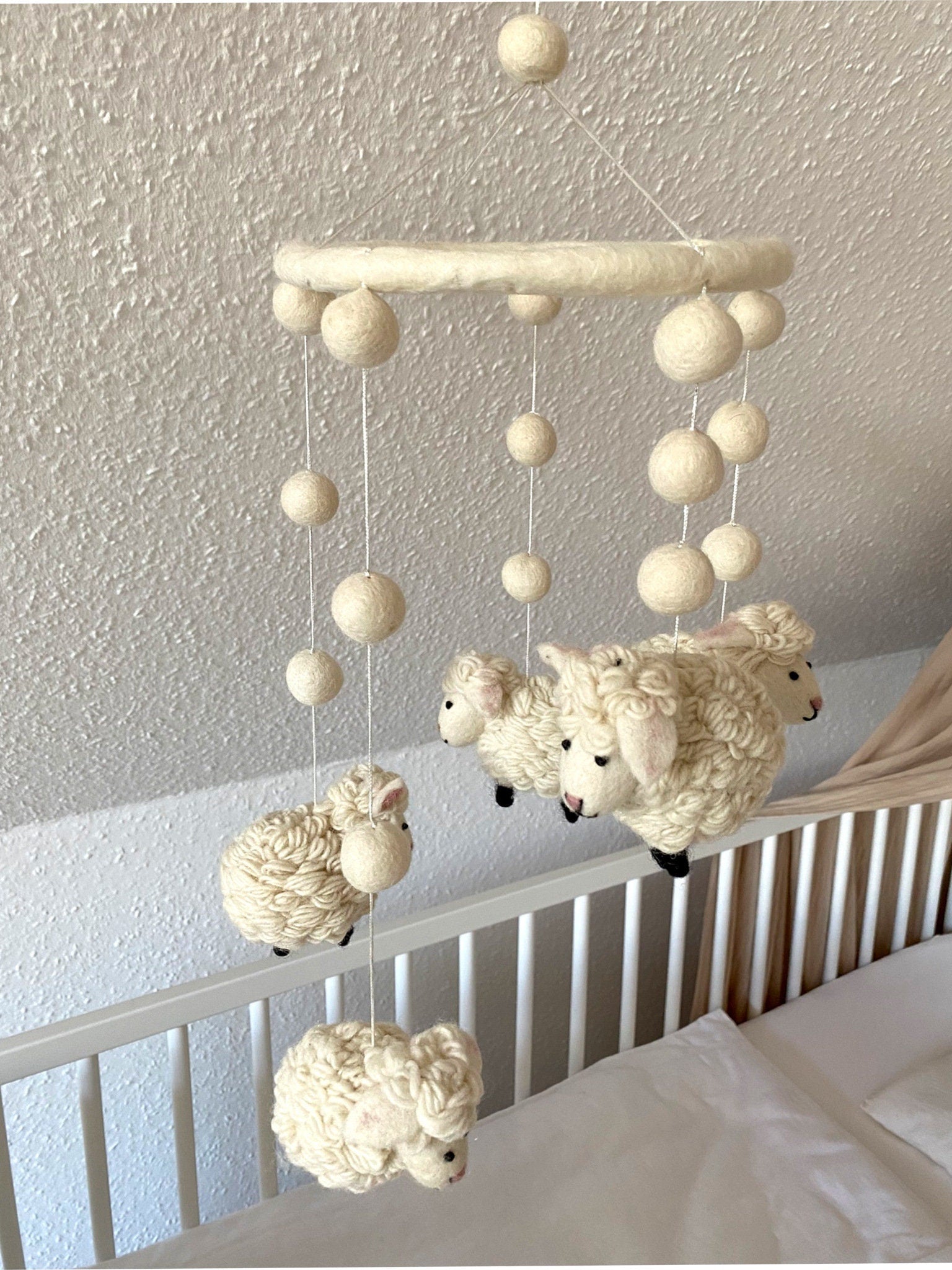 Mobilé Schafe Kinderzimmer Filz Babyzimmer Babybett Geschenk zur Geburt Träume handgefertigt Schäfchen Bauernhoftier Einschlafen Schäfer