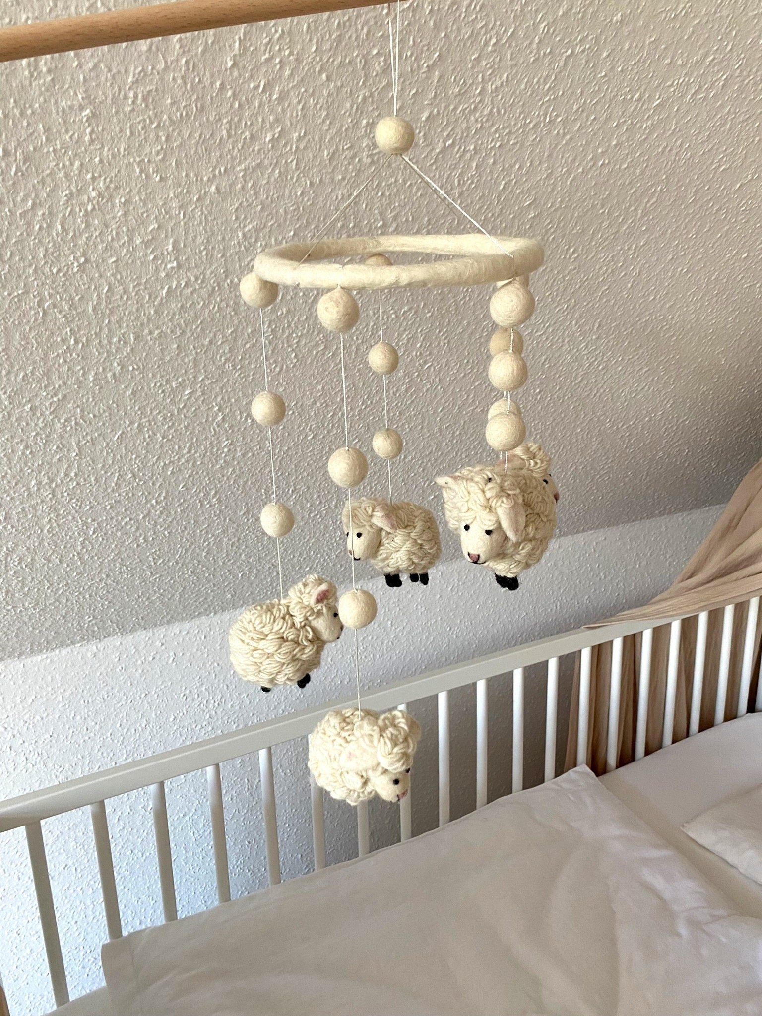 Mobilé Schafe Kinderzimmer Filz Babyzimmer Babybett Geschenk zur Geburt Träume handgefertigt Schäfchen Bauernhoftier Einschlafen Schäfer
