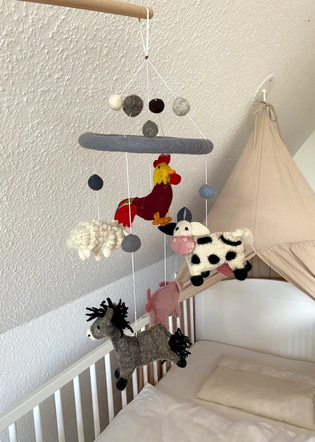 Mobilé Bauernhof, Kinderzimmer, Filz, Schwein, Esel, Hahn, Kuh, Babyzimmer, Kindergarten, Wolle, Schafswolle, Dekoration, Babybett, Geburt