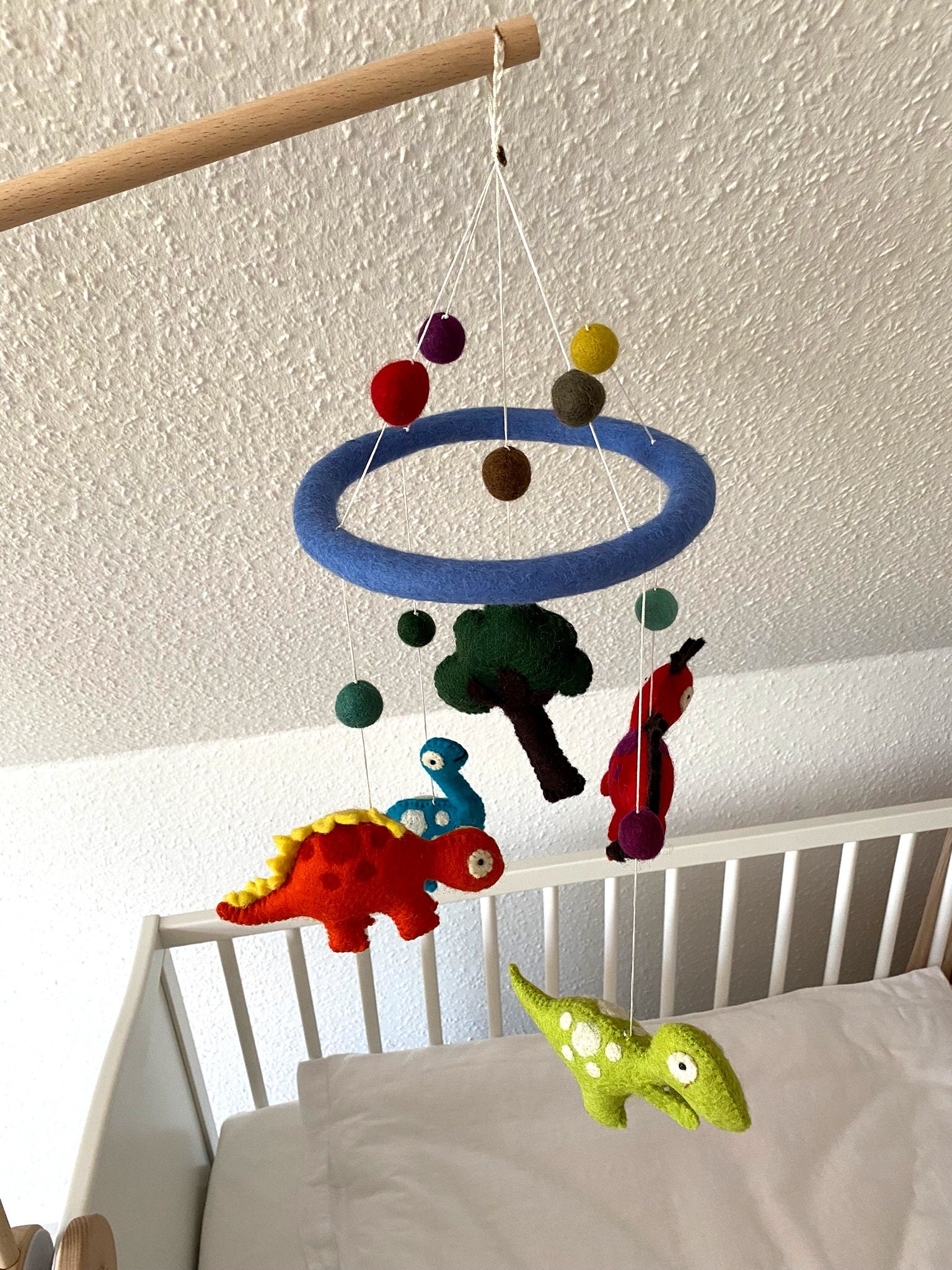 Dinosaurier Mobilé Baby, Kinderzimmer, Filz, , Babyzimmer, Kindergarten, Wolle, Schafswolle, Dino, Dekoration, Babybett, Geburt, bunt