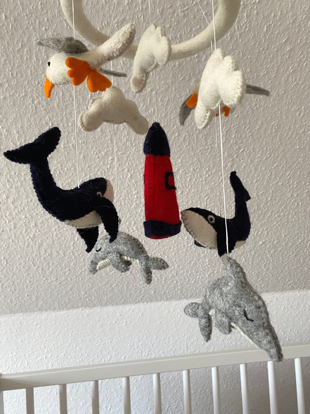 Leuchtturm Mobilé, Möwe, Walfisch, Delfin, maritim, Kinderzimmer, Filz, Babyzimmer, Wolle, Schafswolle, Dekoration, Babybett, Geburt, Orca