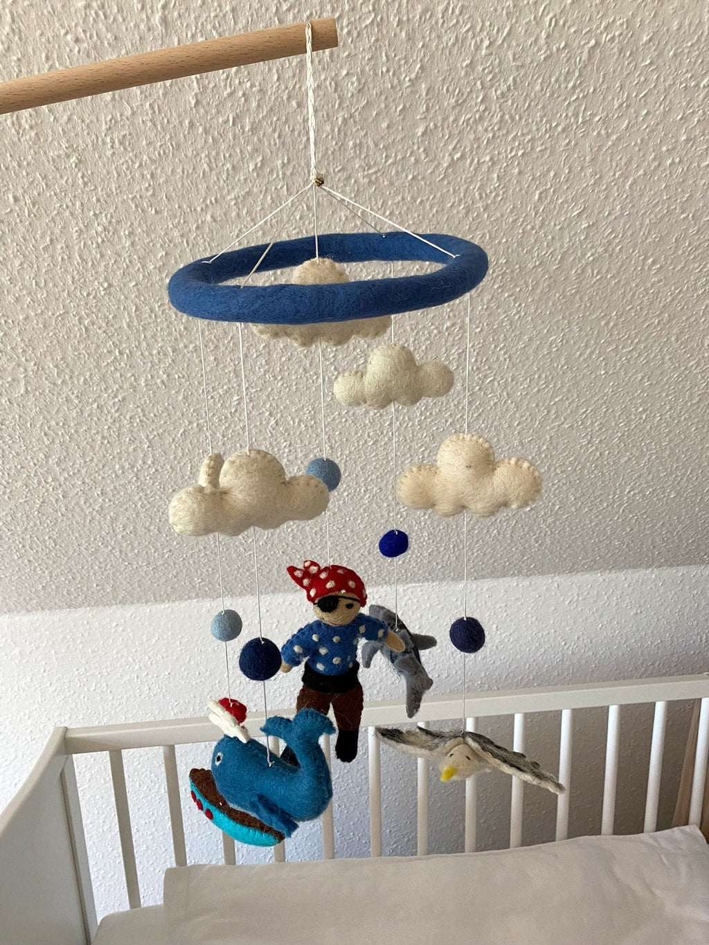 Babymobile Mobilé Pirat, Möwe, Wal, Segelboot, Haifisch, Orca Kinderzimmer Filz Babyzimmer Schafswolle Dekoration Babybett Geburt Babyshower