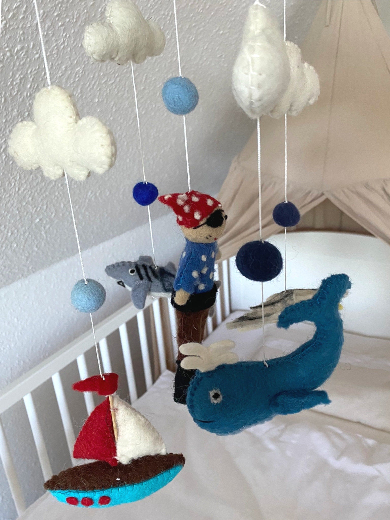 Babymobile Mobilé Pirat, Möwe, Wal, Segelboot, Haifisch, Orca Kinderzimmer Filz Babyzimmer Schafswolle Dekoration Babybett Geburt Babyshower