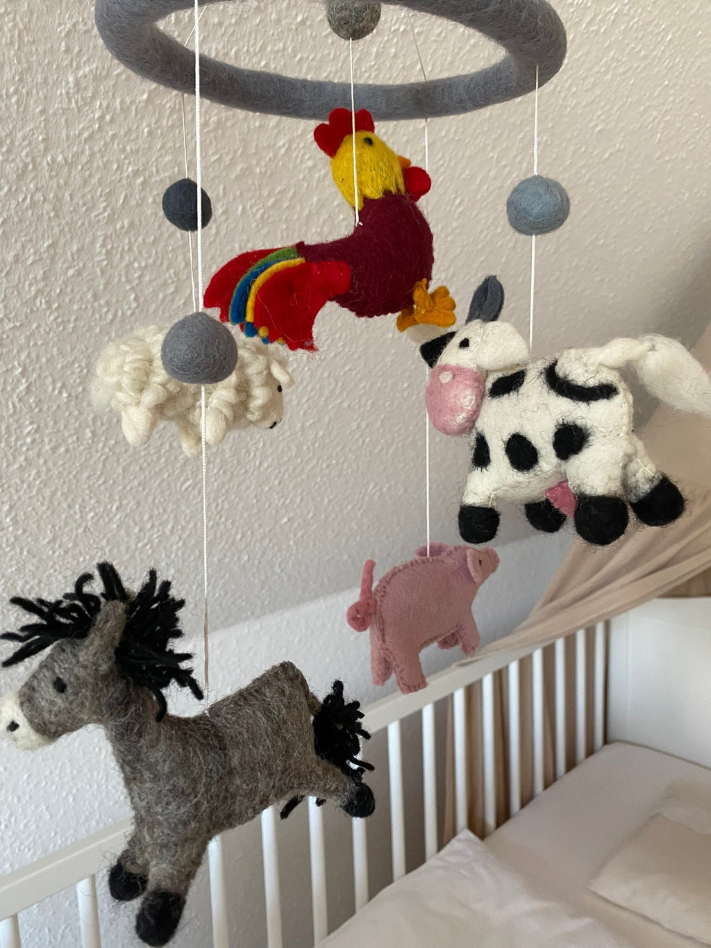 Mobilé Bauernhof, Kinderzimmer, Filz, Schwein, Esel, Hahn, Kuh, Babyzimmer, Kindergarten, Wolle, Schafswolle, Dekoration, Babybett, Geburt