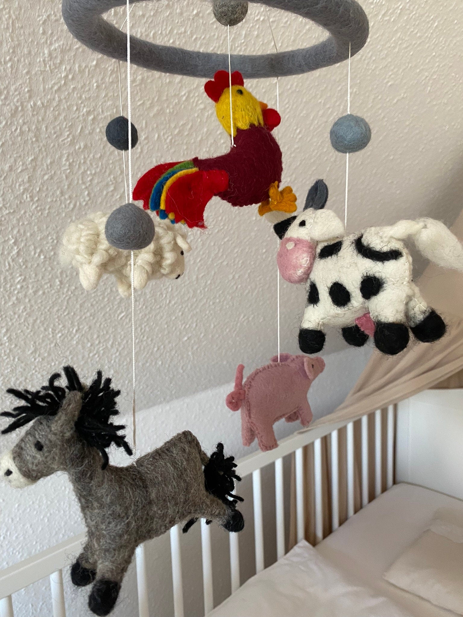 Mobilé Bauernhof, Kinderzimmer, Filz, Schwein, Esel, Hahn, Kuh, Babyzimmer, Kindergarten, Wolle, Schafswolle, Dekoration, Babybett, Geburt