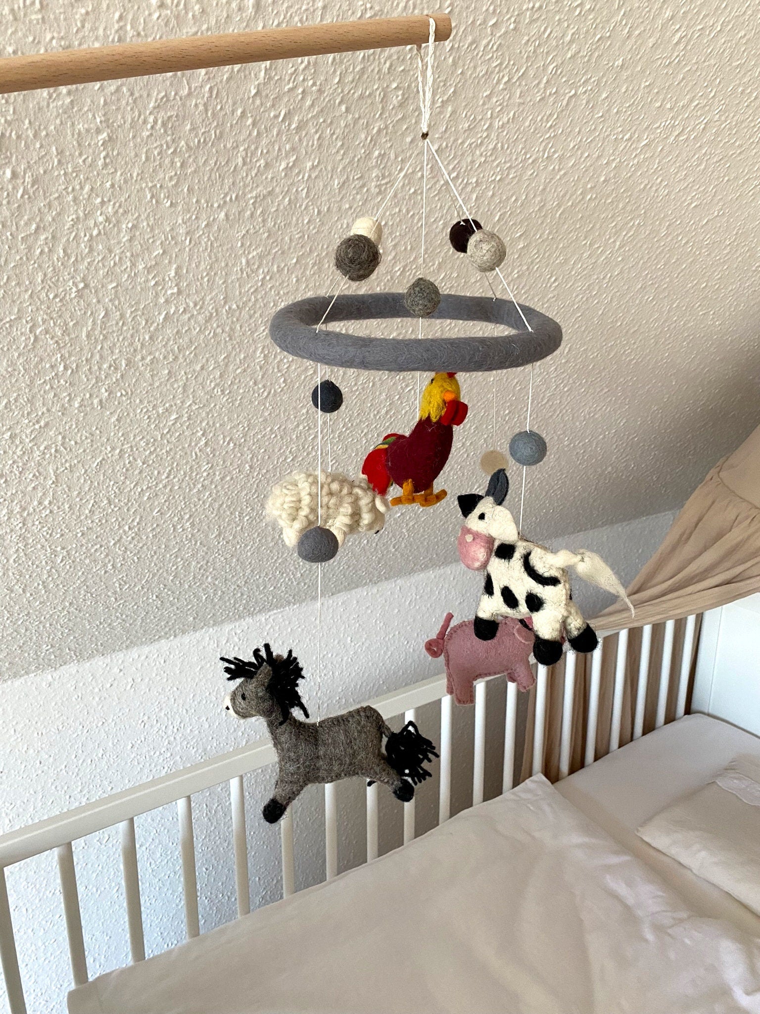 Mobilé Bauernhof, Kinderzimmer, Filz, Schwein, Esel, Hahn, Kuh, Babyzimmer, Kindergarten, Wolle, Schafswolle, Dekoration, Babybett, Geburt
