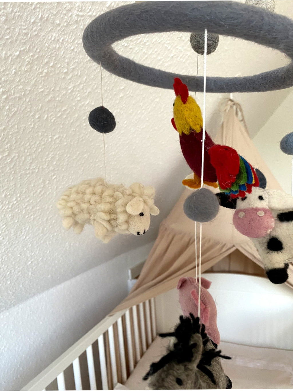 Mobilé Bauernhof, Kinderzimmer, Filz, Schwein, Esel, Hahn, Kuh, Babyzimmer, Kindergarten, Wolle, Schafswolle, Dekoration, Babybett, Geburt