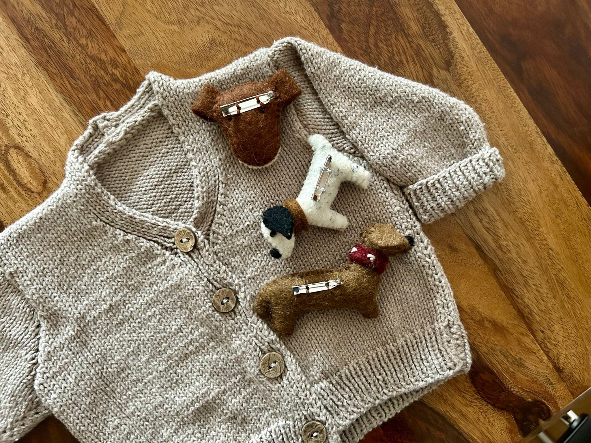 Filz Anstecker Hund I Kinderbrosche I Hundebrosche I Dackel I Filzaccessoire I Dackelfan