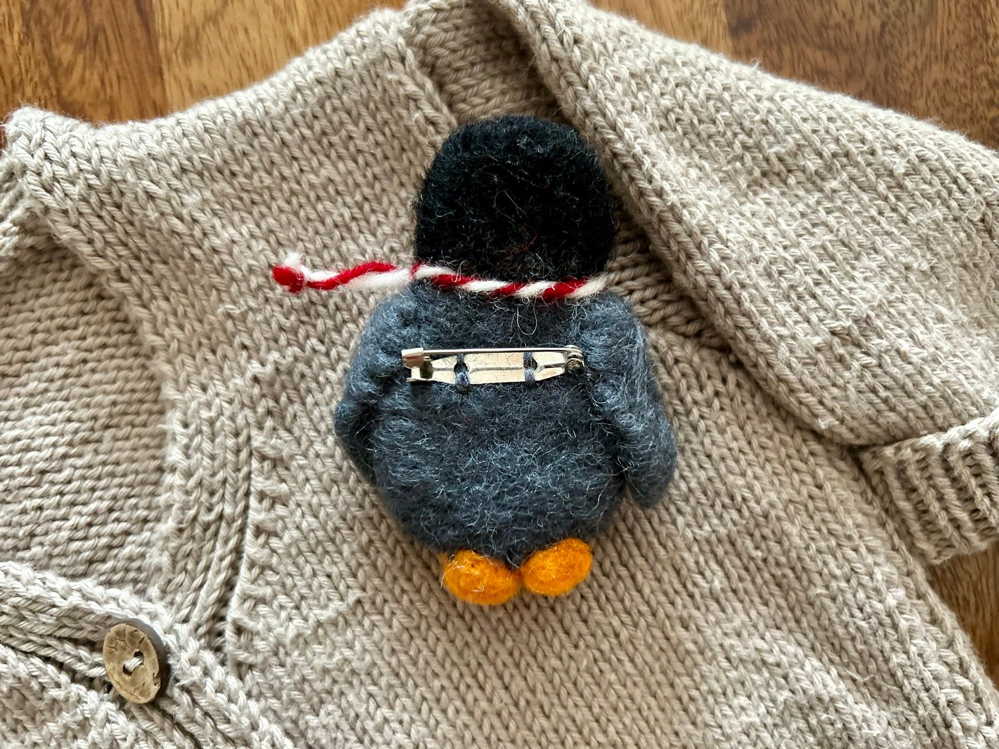 Filz Anstecker Pinguin I Kinderbrosche I Pinguinbrosche I kleiner Pinguin mit Schal I Filzaccessoire