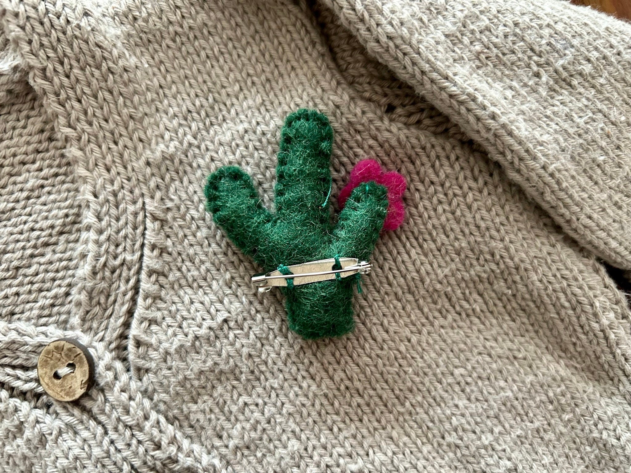 Filz Anstecker Kaktus I Kinderbrosche I Bunte Brosche I Filzaccessoire I Geschenkidee I Kakteen Schmuck I Kaktus mit Blüte