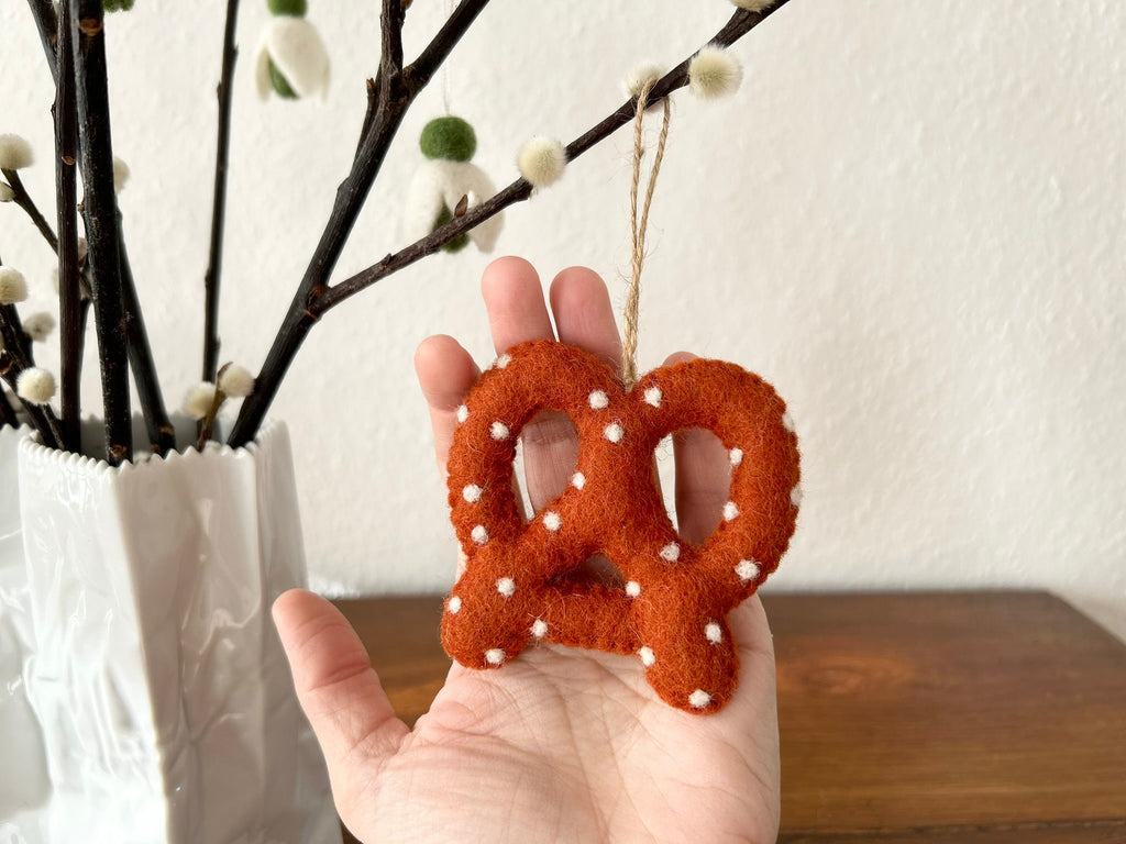 Anhänger Breze I Brezel Aufhänger I Christbaumschmuck Weihnachtsdeko I Winter Weihnachtsbaum I Frühlingsdeko I Blumendekoration