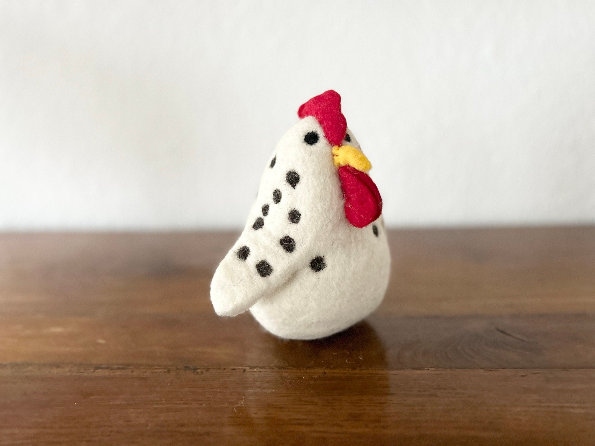 Gefilzte Henne I handgemachte Wohndeko I Filzdekoration Huhn I Bauernhoftier I Frühlingsdeko I Osterdeko