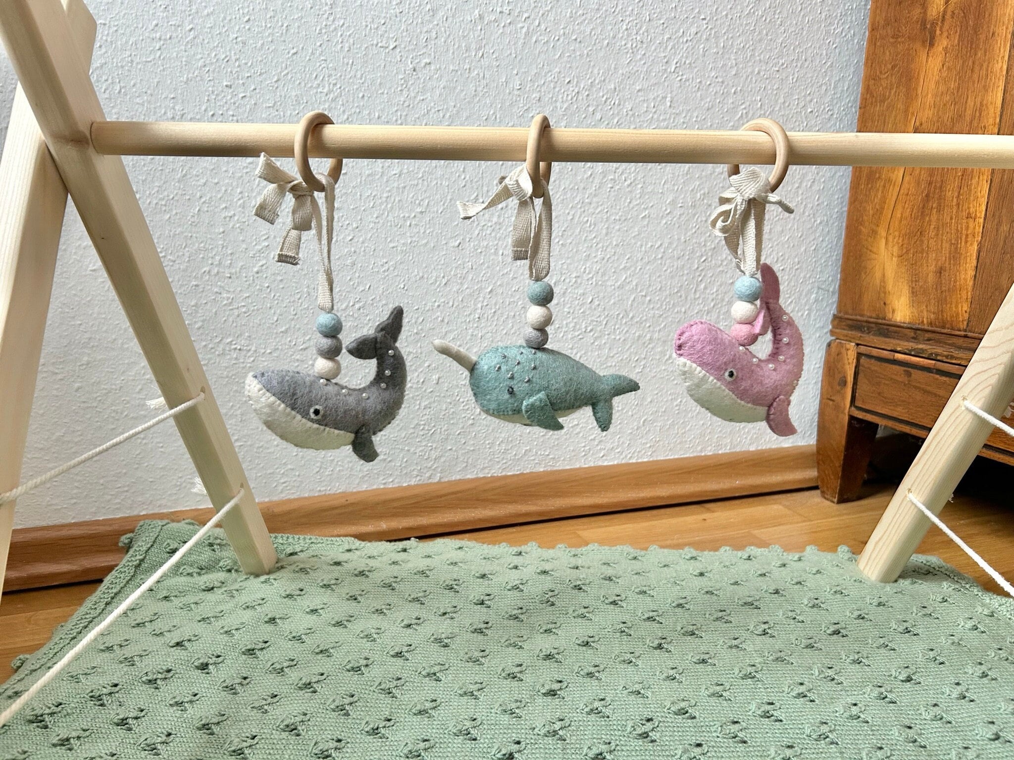 Spielbogenanhänger aus Filz I Spielbogenanhänger Walfisch I Narwal I Spieltrapez Anhänger I Baby Spielzeug