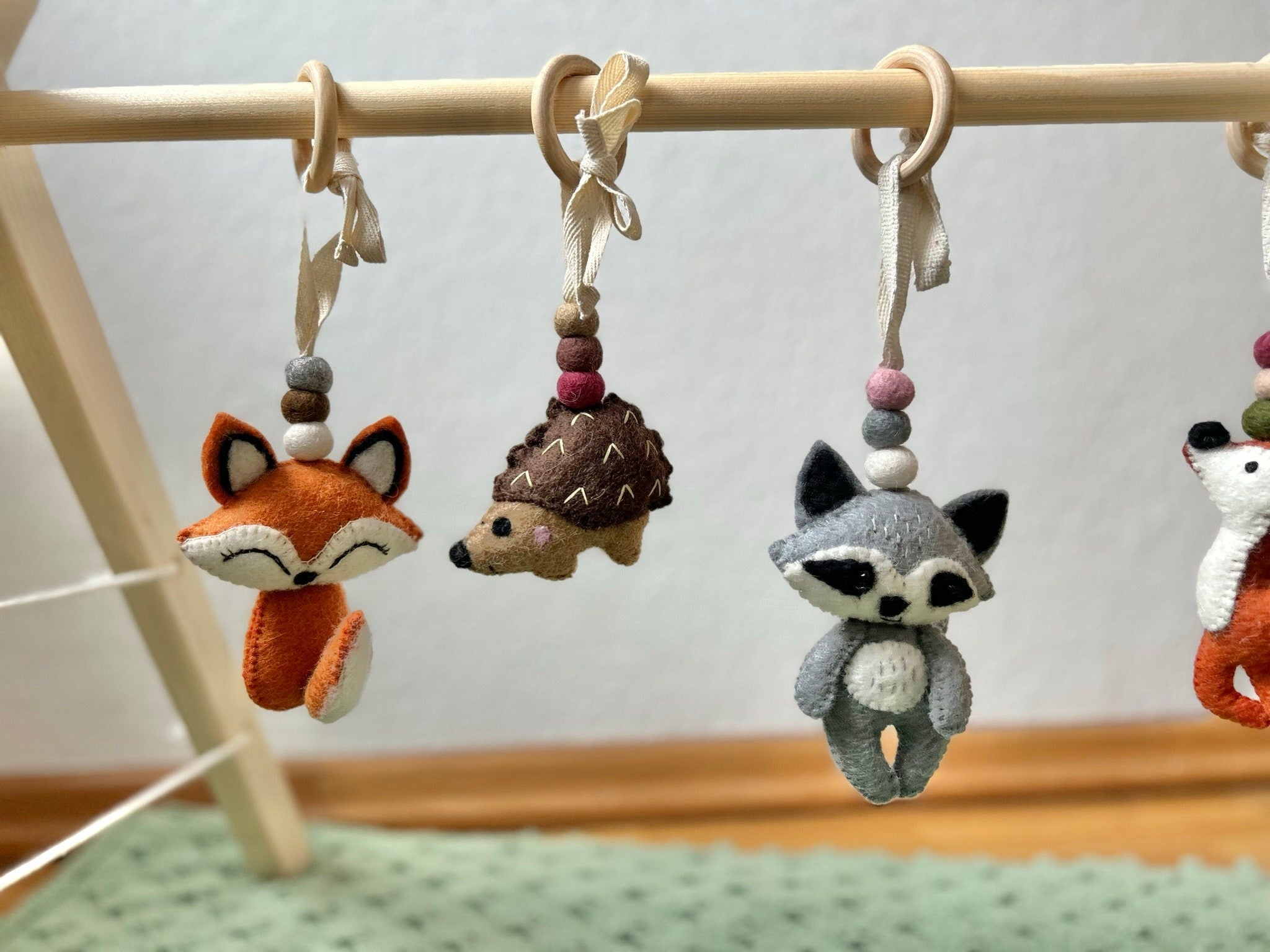 Spielbogenanhänger aus Filz I Spielbogenanhänger WaIdtiere I Fuchs Waschbär Igel Reh I Spieltrapez Anhänger I Baby Spielzeug