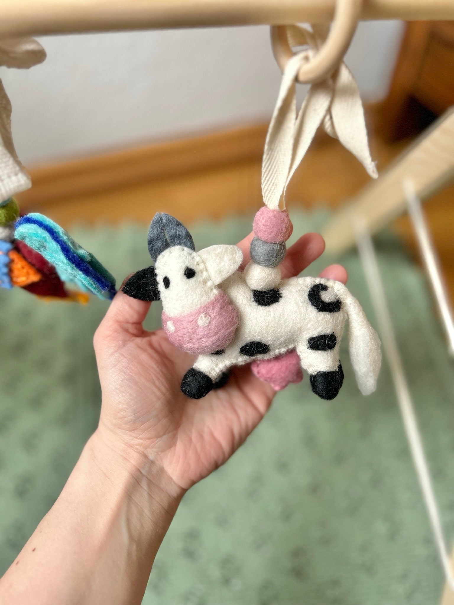 Spielbogenanhänger aus Filz I Spielbogenanhänger Bauernhof I Bauernhoftiere I Spieltrapez Anhänger I Baby Spielzeug I Schwein I Hahn I Esel