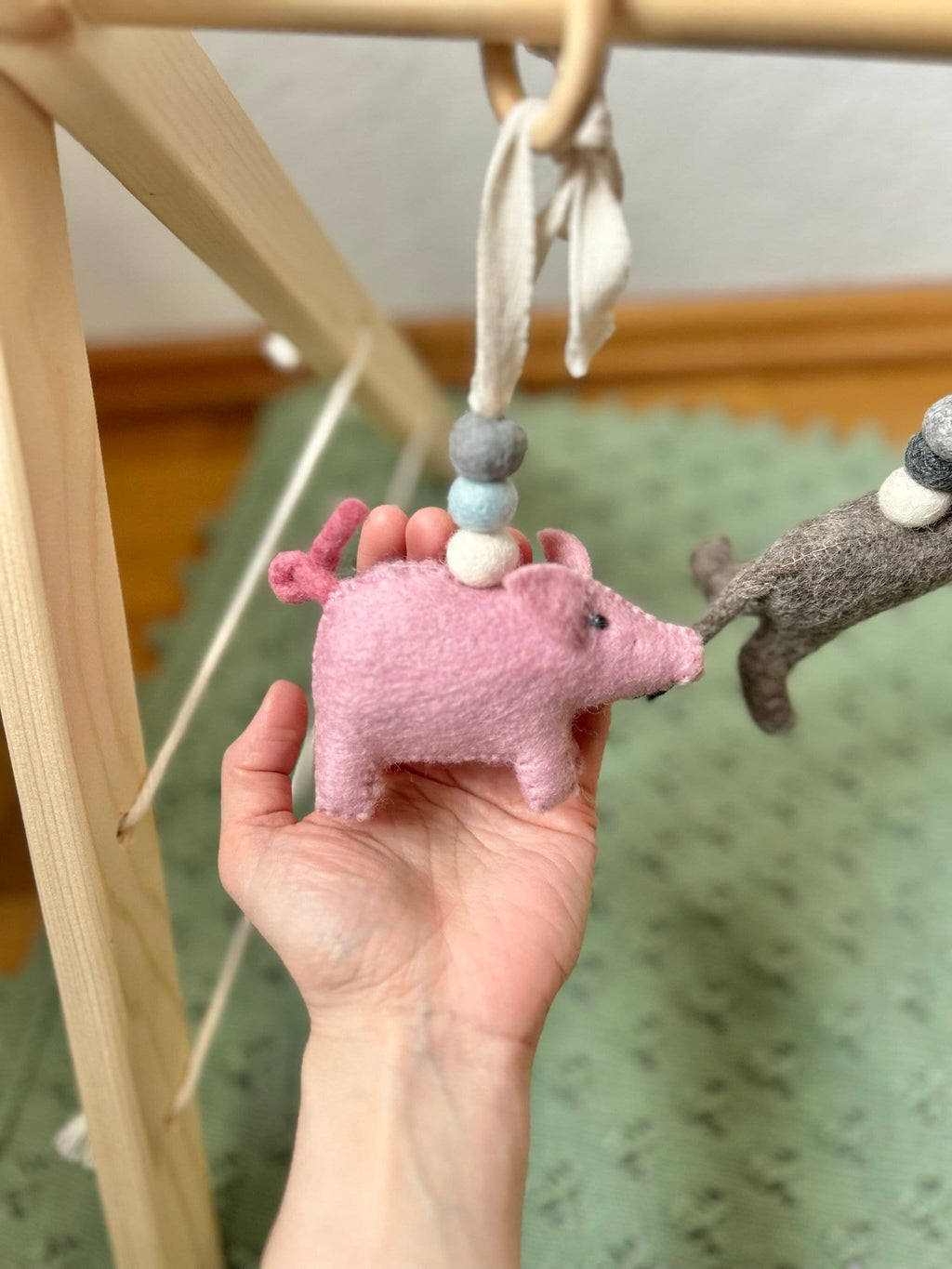 Spielbogenanhänger aus Filz I Spielbogenanhänger Bauernhof I Bauernhoftiere I Spieltrapez Anhänger I Baby Spielzeug I Schwein I Hahn I Esel