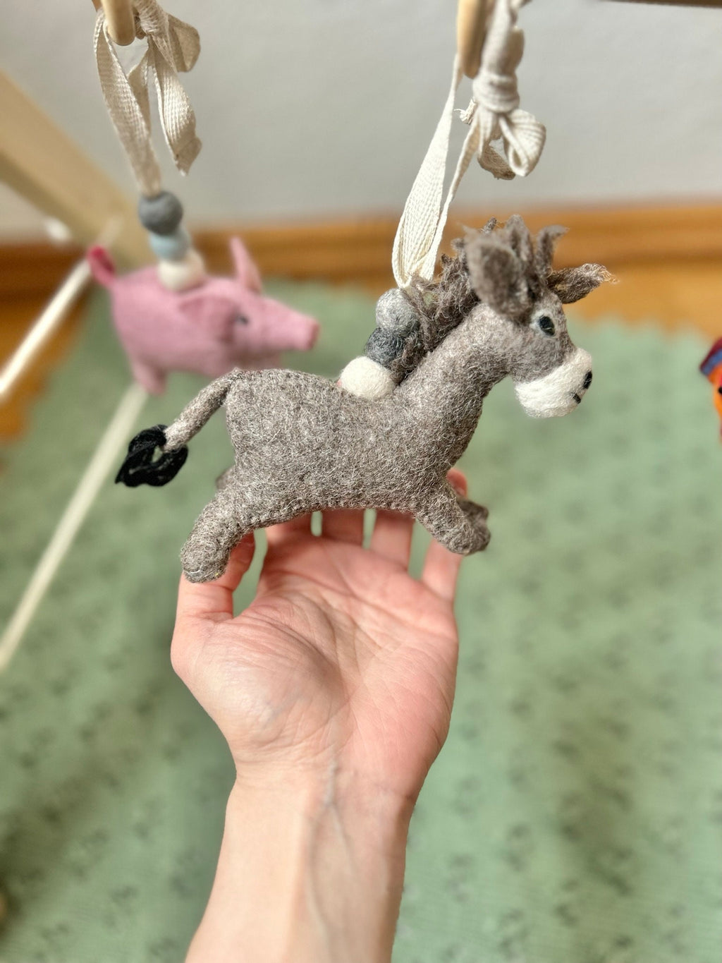 Spielbogenanhänger aus Filz I Spielbogenanhänger Bauernhof I Bauernhoftiere I Spieltrapez Anhänger I Baby Spielzeug I Schwein I Hahn I Esel