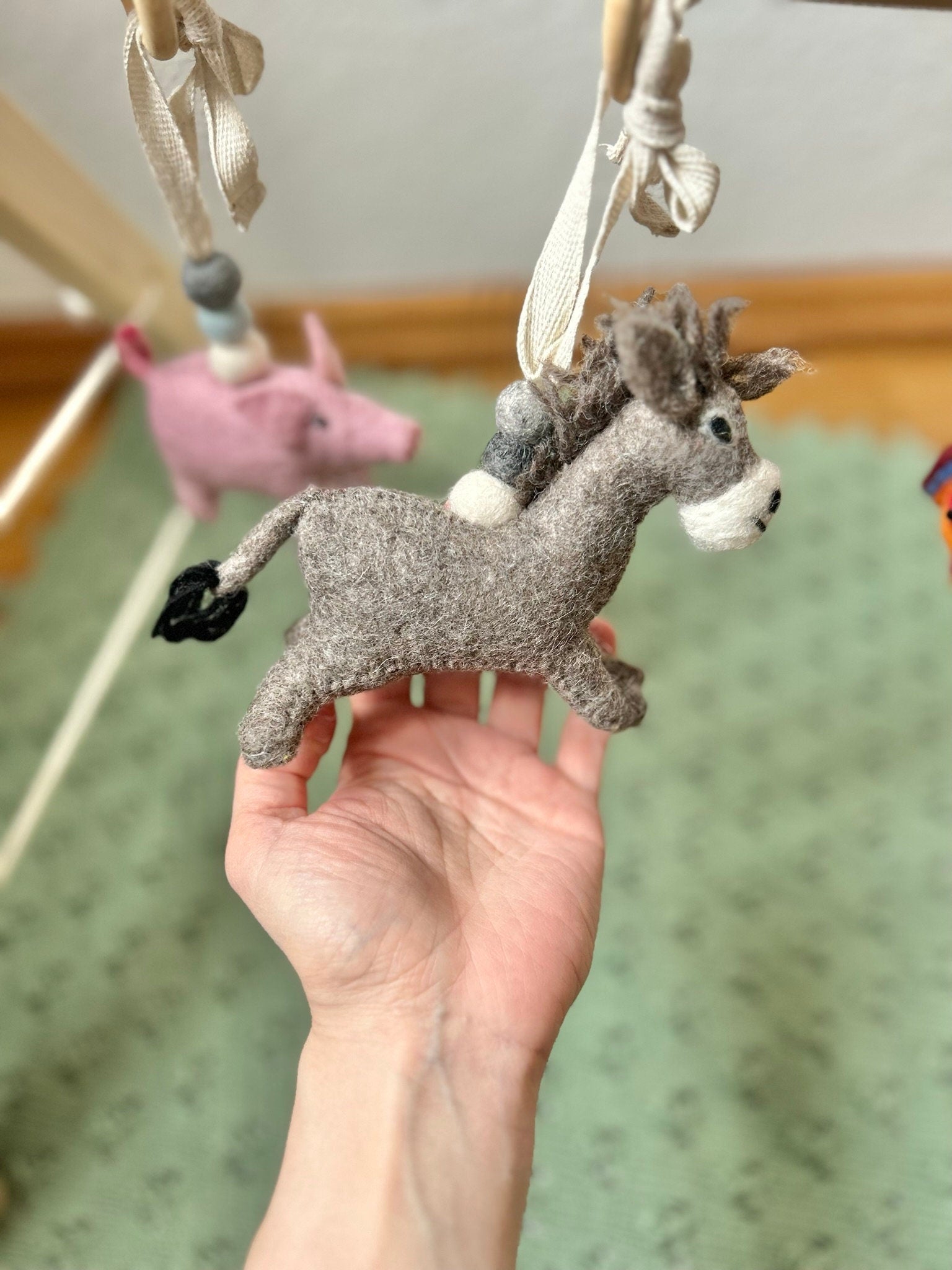 Spielbogenanhänger aus Filz I Spielbogenanhänger Bauernhof I Bauernhoftiere I Spieltrapez Anhänger I Baby Spielzeug I Schwein I Hahn I Esel