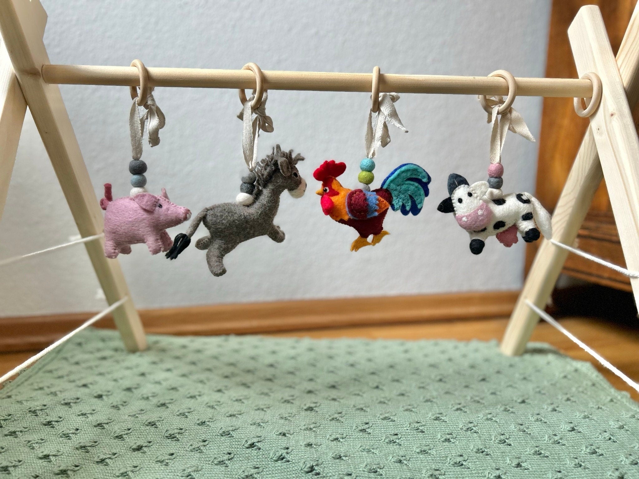 Spielbogenanhänger aus Filz I Spielbogenanhänger Bauernhof I Bauernhoftiere I Spieltrapez Anhänger I Baby Spielzeug I Schwein I Hahn I Esel
