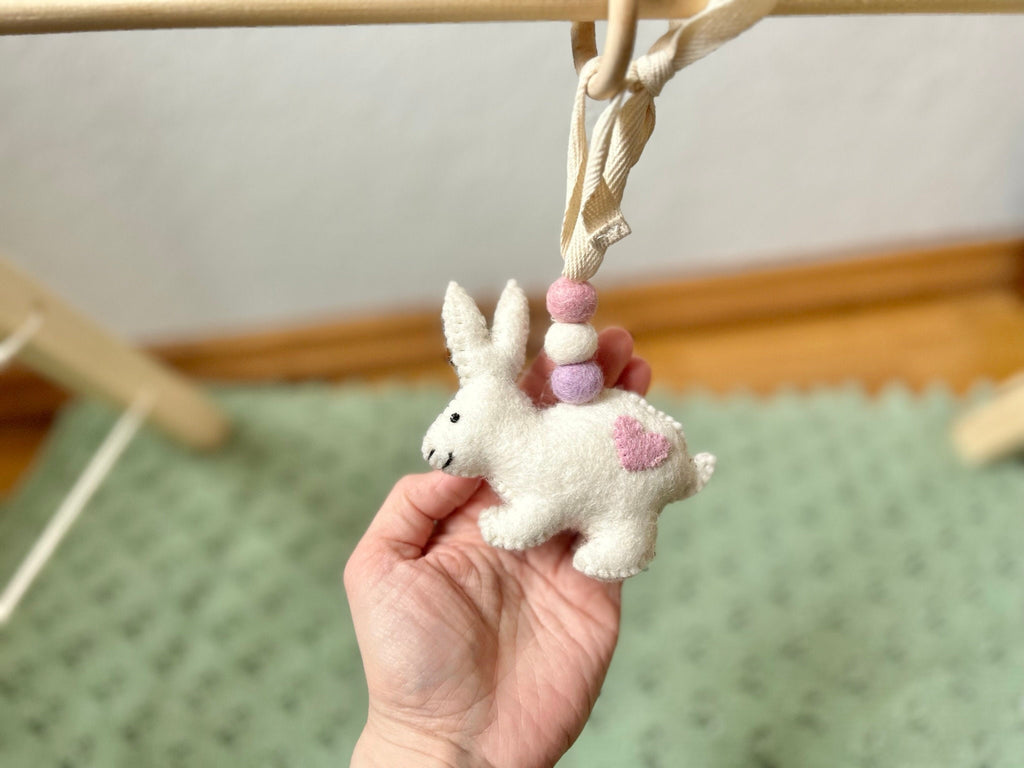 Spielbogenanhänger Hase aus Filz I Spielbogenanhänger Kaninchen I Spieltrapez Anhänger I Baby Spielzeug I Häschen aus Filz