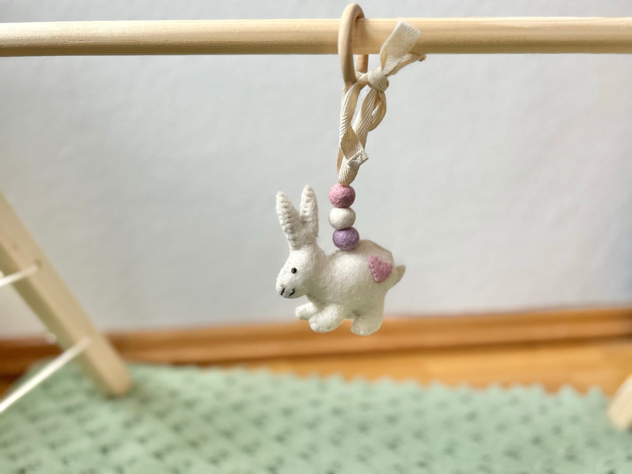 Spielbogenanhänger Hase aus Filz I Spielbogenanhänger Kaninchen I Spieltrapez Anhänger I Baby Spielzeug I Häschen aus Filz