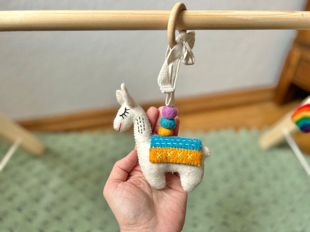 Spielbogenanhänger Lama aus Filz I Spielbogen Anhänger Lama I Spieltrapez Anhänger I Baby Spielzeug I Lama aus Filz