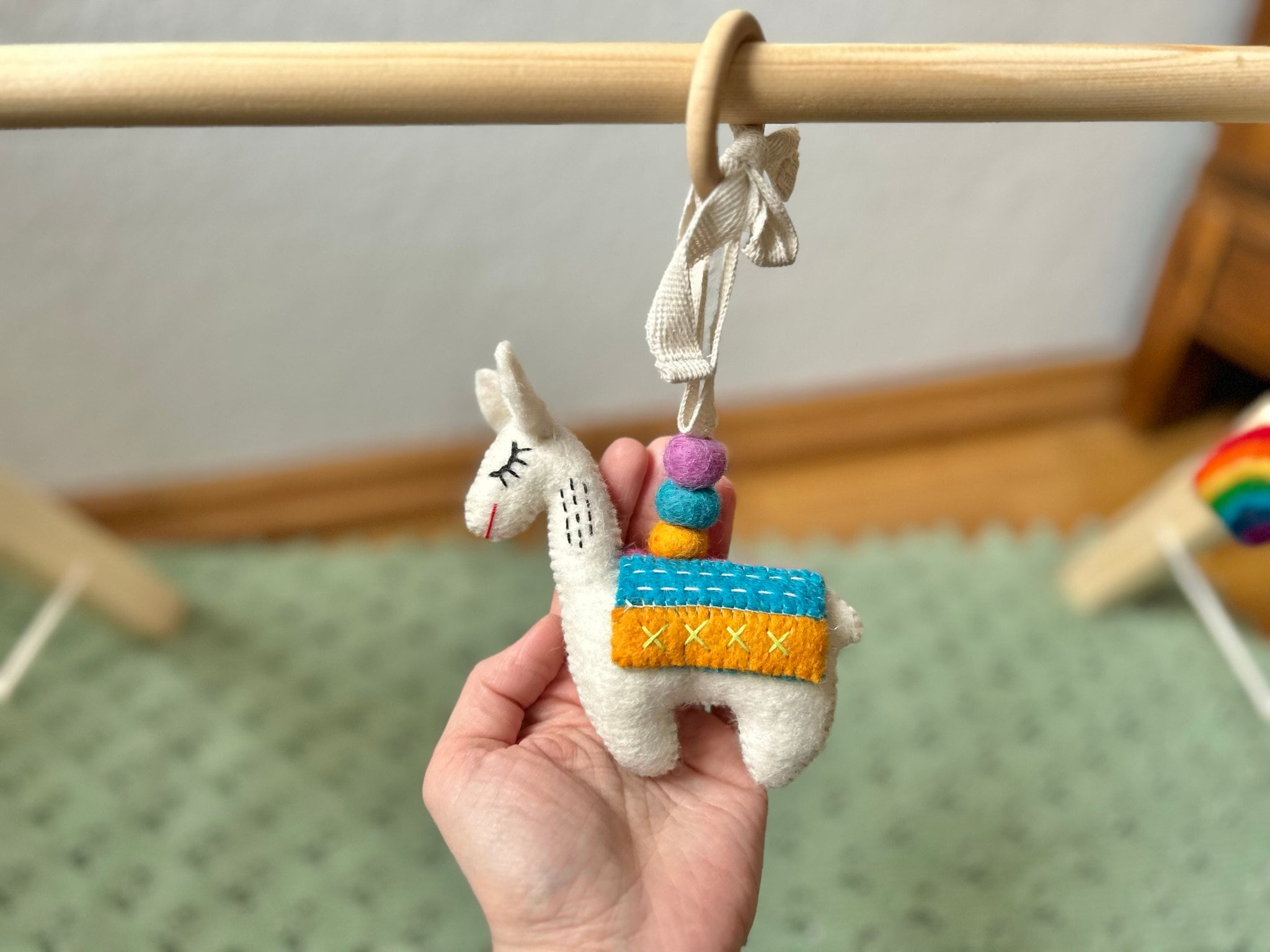 Spielbogenanhänger Lama aus Filz I Spielbogen Anhänger Lama I Spieltrapez Anhänger I Baby Spielzeug I Lama aus Filz