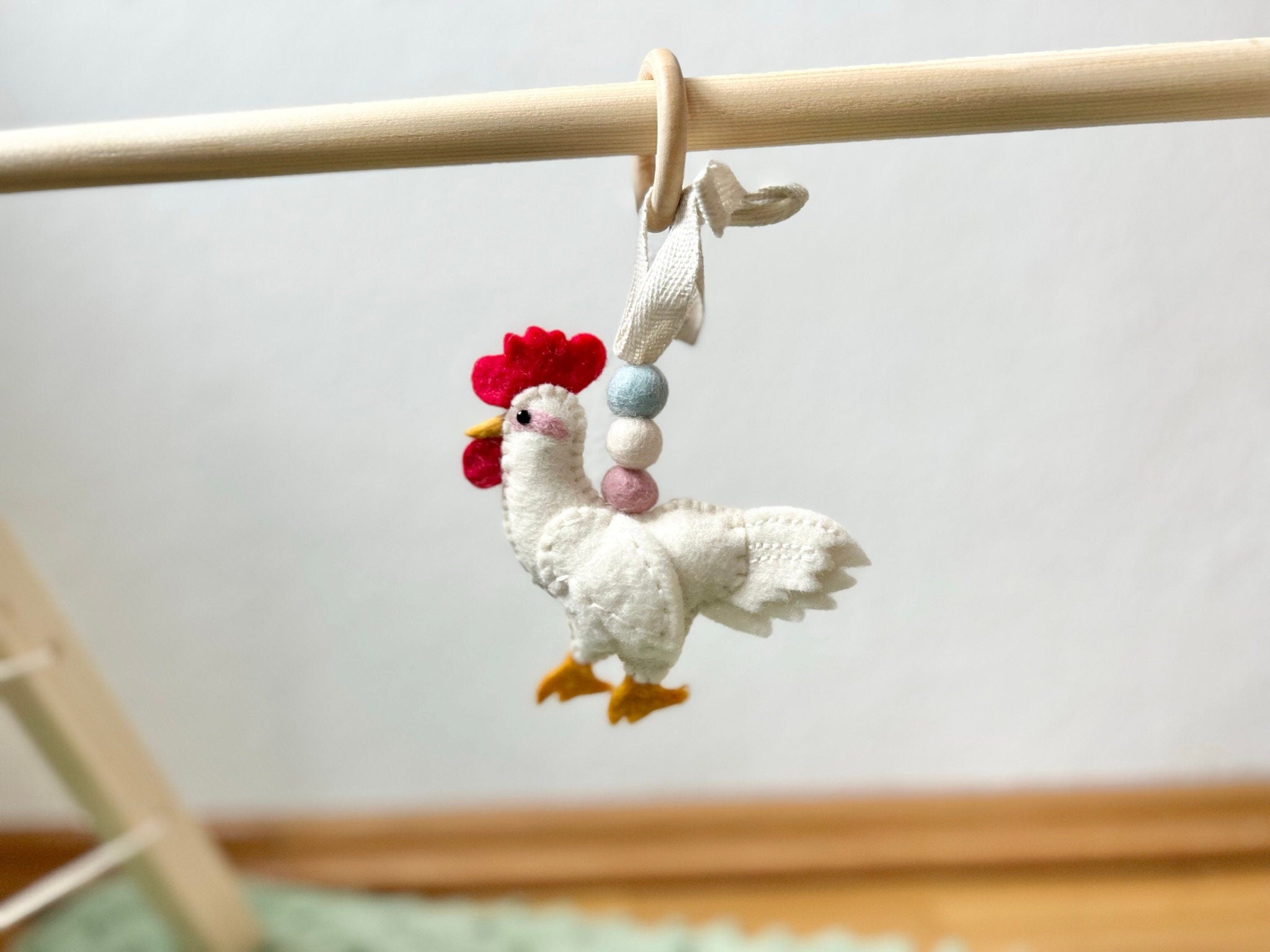 Spielbogenanhänger Huhn aus Filz I Spielbogen Anhänger Huhn I Spieltrapez Anhänger I Baby Spielzeug I Huhn aus Filz I Spielbogen bunt
