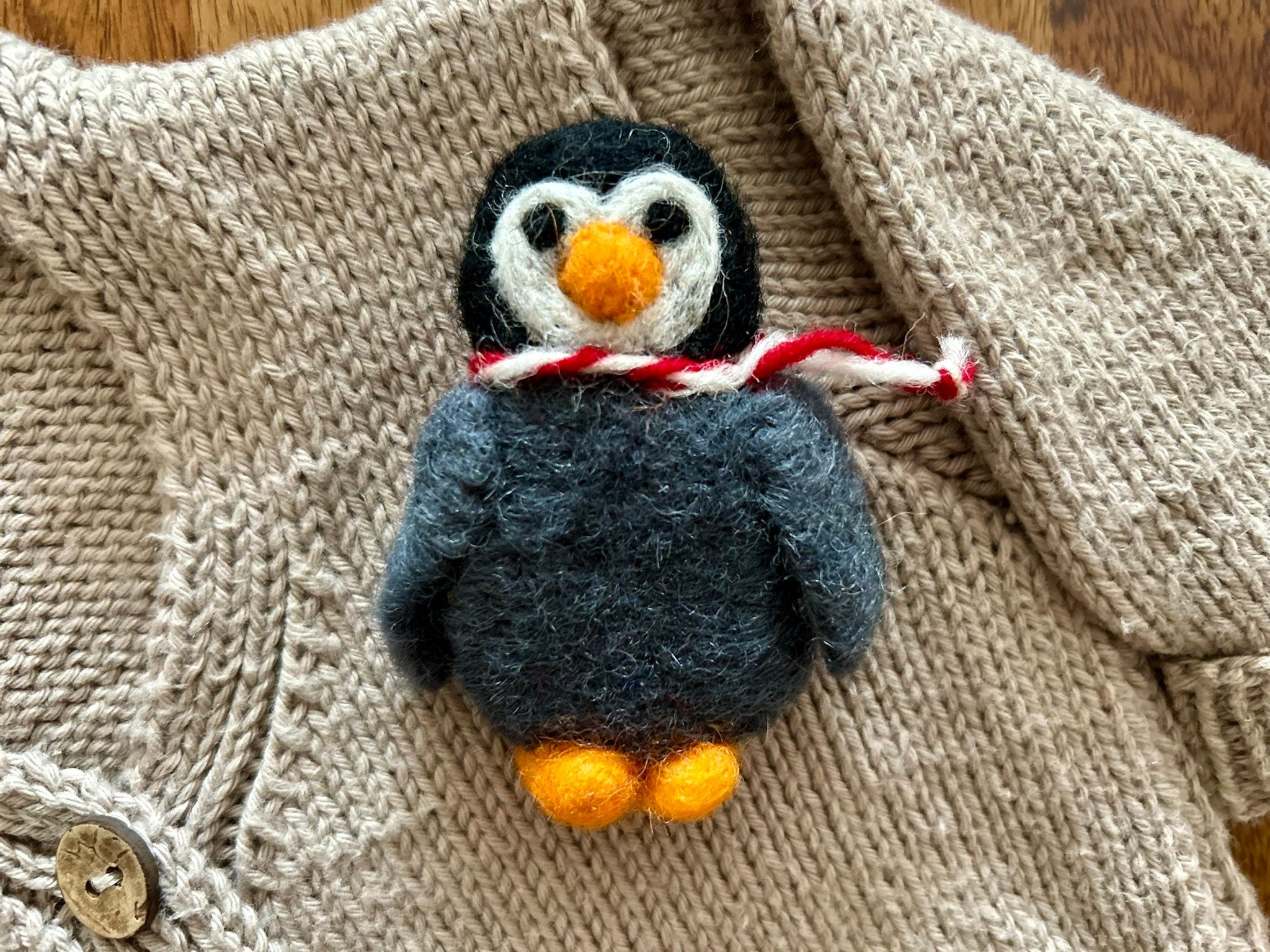 Filz Anstecker Pinguin I Kinderbrosche I Pinguinbrosche I kleiner Pinguin mit Schal I Filzaccessoire