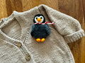 Filz Anstecker Pinguin I Kinderbrosche I Pinguinbrosche I kleiner Pinguin mit Schal I Filzaccessoire