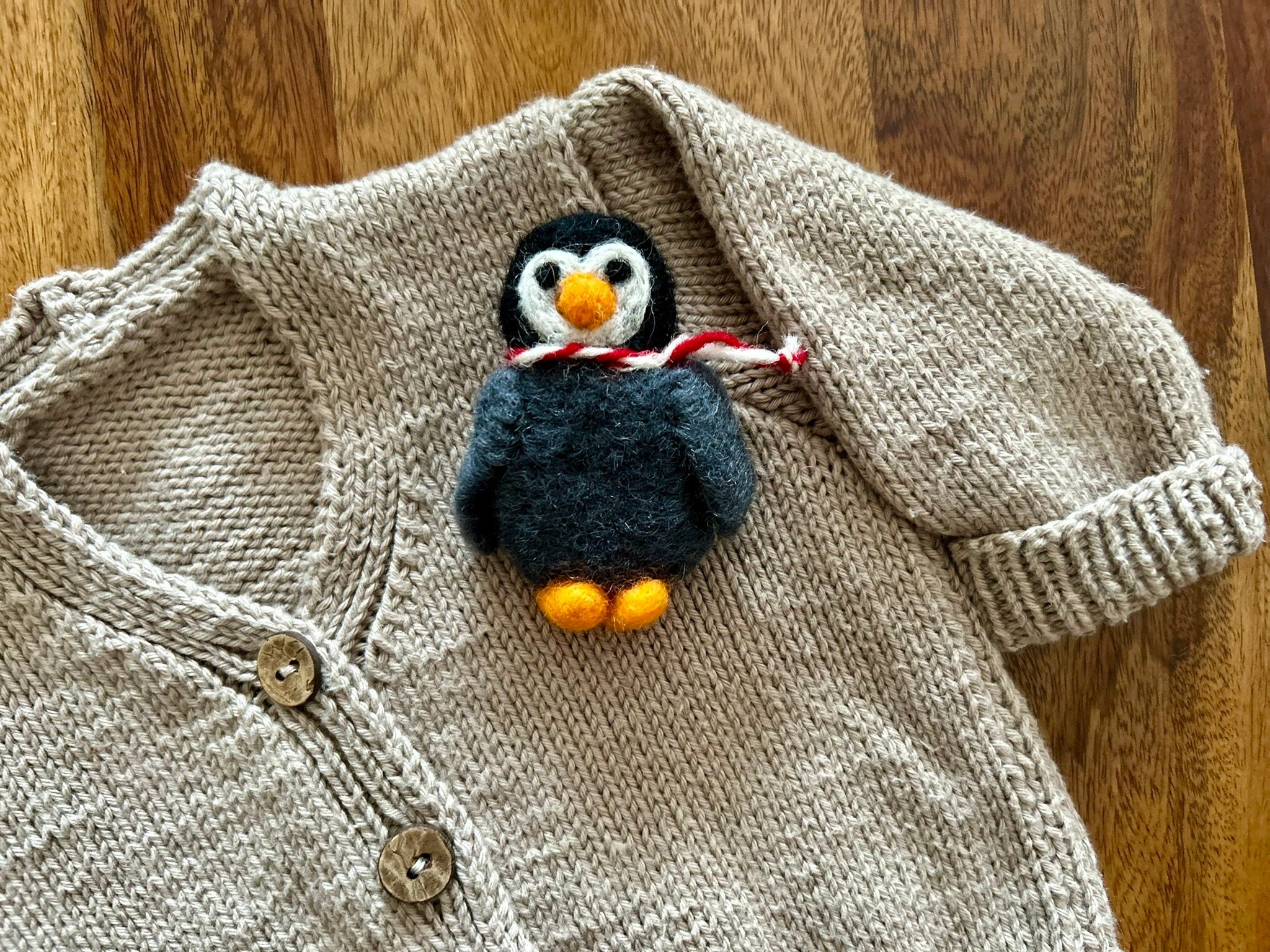 Filz Anstecker Pinguin I Kinderbrosche I Pinguinbrosche I kleiner Pinguin mit Schal I Filzaccessoire