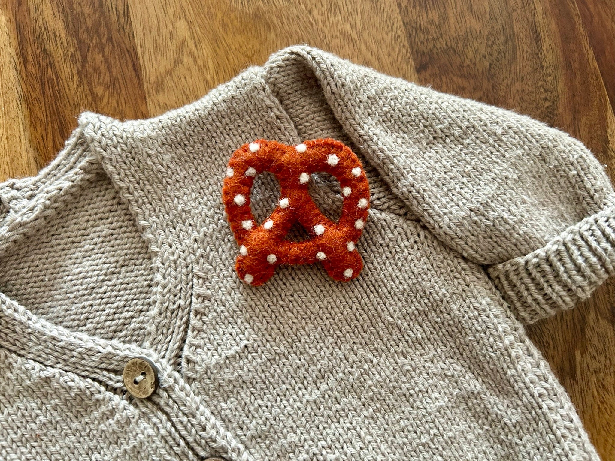 Filz Anstecker Breze I Brosche Brezel I Trachtenschmuck I Accessoire Dirndl I Filzaccessoire I Trachtenjacke I Janker