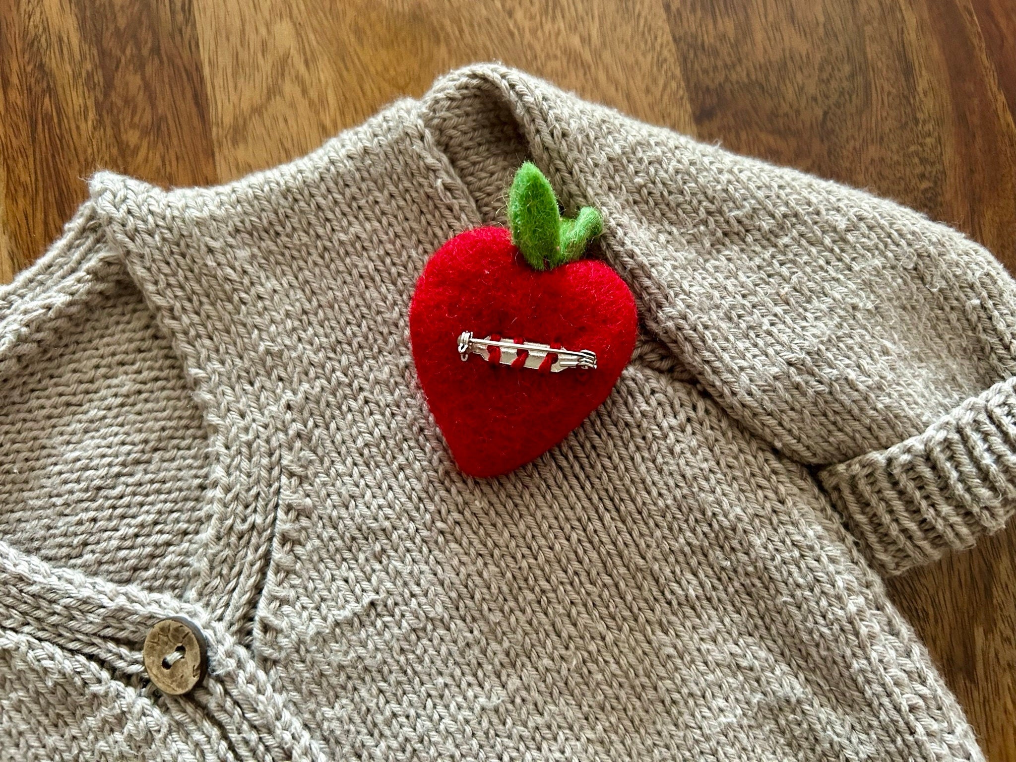Filz Anstecker Erdbeere I Kinderbrosche I Bunte Brosche I Filzaccessoire I Geschenkidee I Fruchtiger Schmuck
