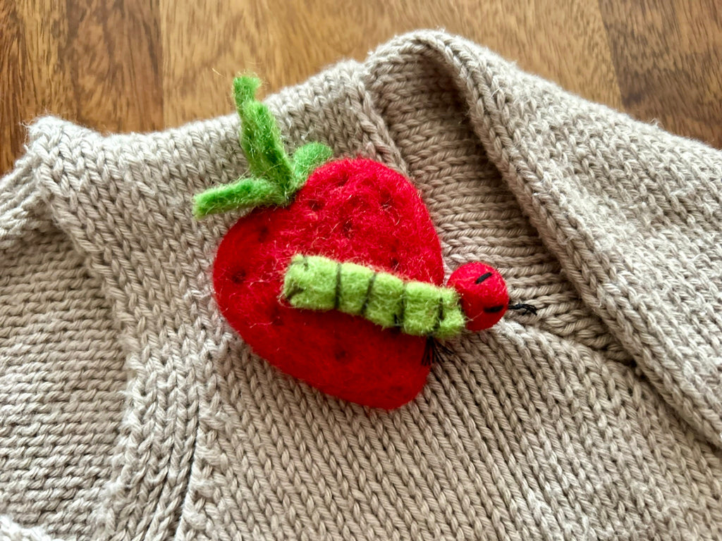 Filz Anstecker Erdbeere mit kleiner Raupe I Kinderbrosche I Bunte Brosche I Filzaccessoire I Geschenkidee I Fruchtiger Schmuck