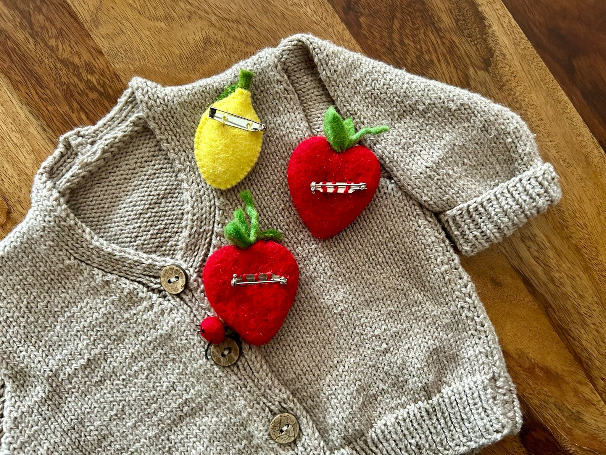 Filz Anstecker Erdbeere mit kleiner Raupe I Kinderbrosche I Bunte Brosche I Filzaccessoire I Geschenkidee I Fruchtiger Schmuck
