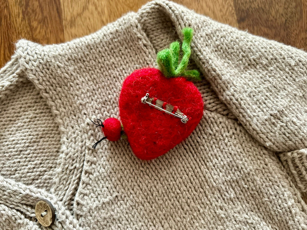 Filz Anstecker Erdbeere mit kleiner Raupe I Kinderbrosche I Bunte Brosche I Filzaccessoire I Geschenkidee I Fruchtiger Schmuck