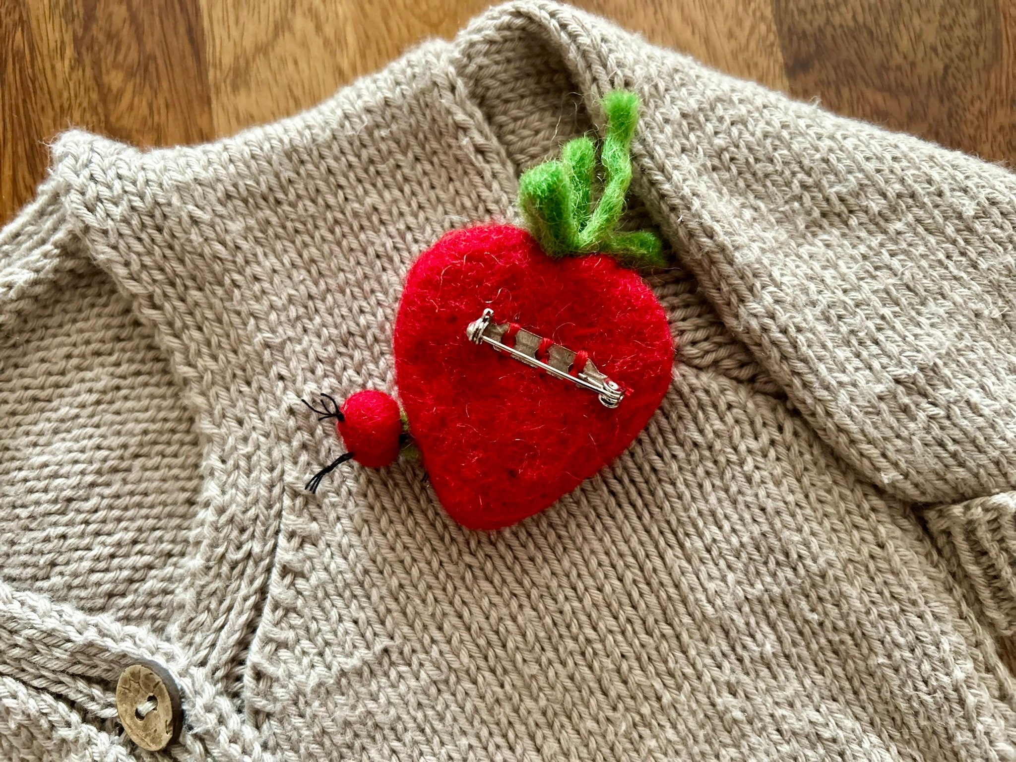 Filz Anstecker Erdbeere mit kleiner Raupe I Kinderbrosche I Bunte Brosche I Filzaccessoire I Geschenkidee I Fruchtiger Schmuck