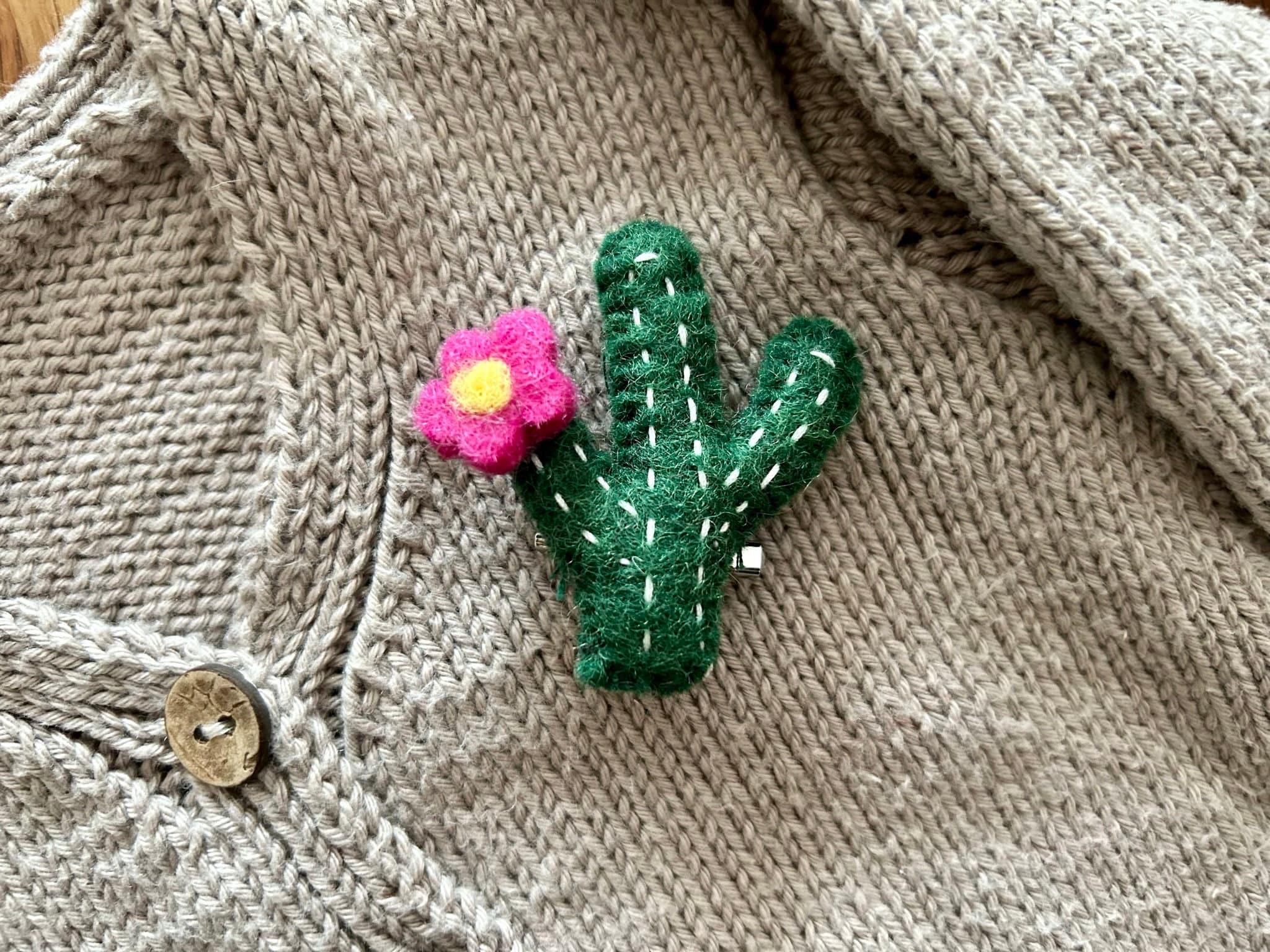 Filz Anstecker Kaktus I Kinderbrosche I Bunte Brosche I Filzaccessoire I Geschenkidee I Kakteen Schmuck I Kaktus mit Blüte