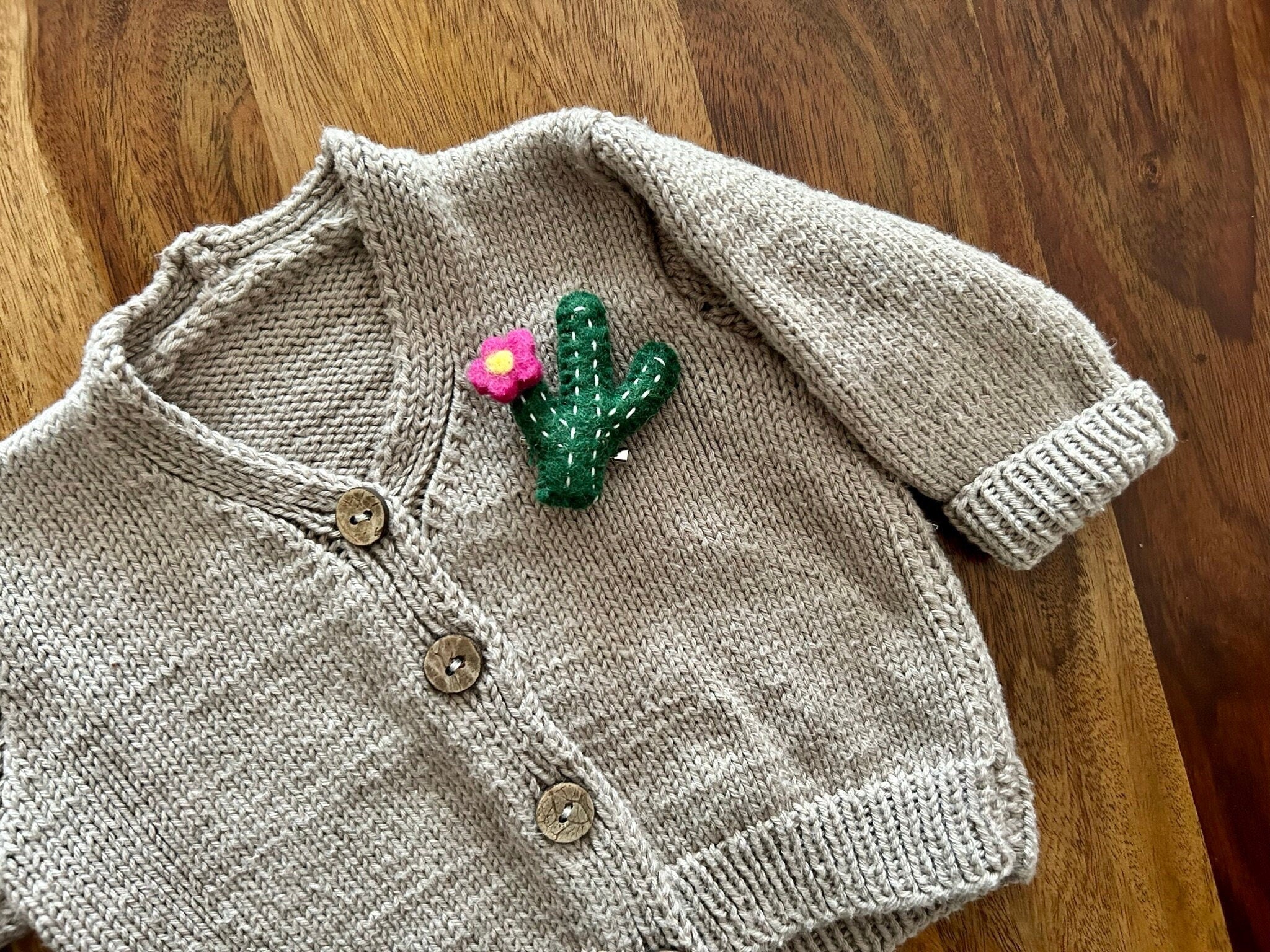 Filz Anstecker Kaktus I Kinderbrosche I Bunte Brosche I Filzaccessoire I Geschenkidee I Kakteen Schmuck I Kaktus mit Blüte