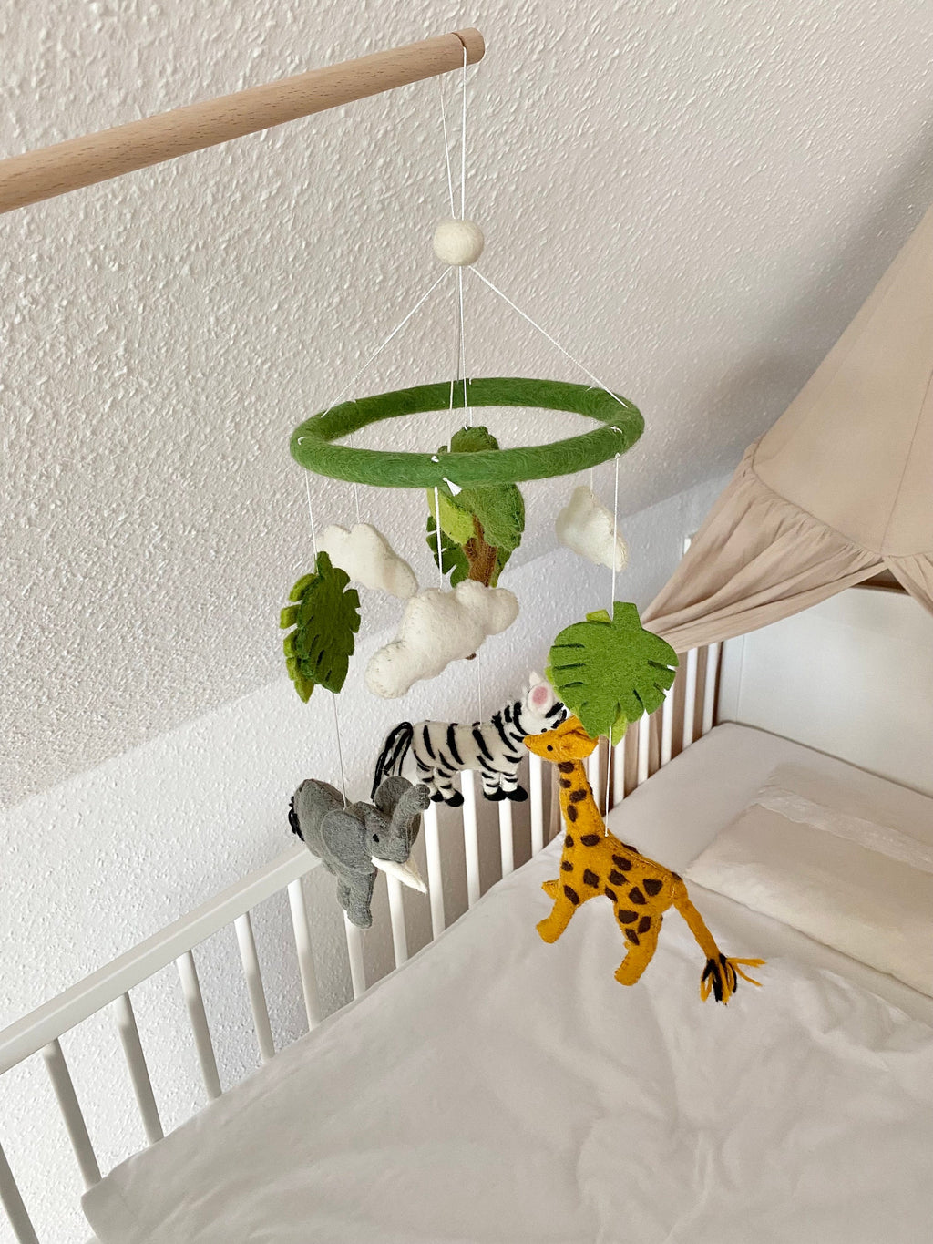 Mobilé Safari, Elefant, Löwe, Zebra, Kinderzimmer, Filz, Babyzimmer, Wolle, Schafswolle, Dekoration, Babybett, Geburt, Afrika, Tiere