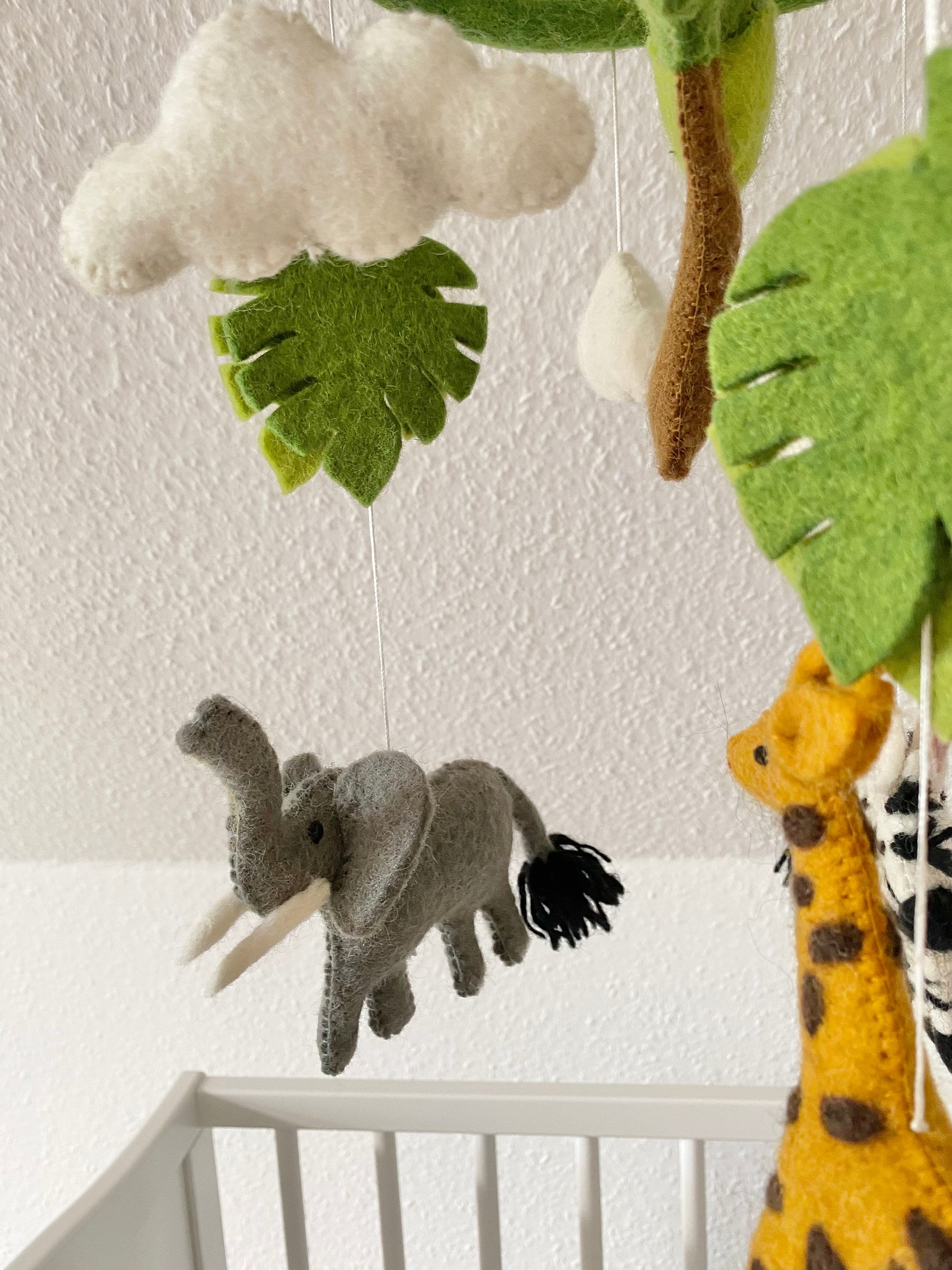 Mobilé Safari, Elefant, Löwe, Zebra, Kinderzimmer, Filz, Babyzimmer, Wolle, Schafswolle, Dekoration, Babybett, Geburt, Afrika, Tiere