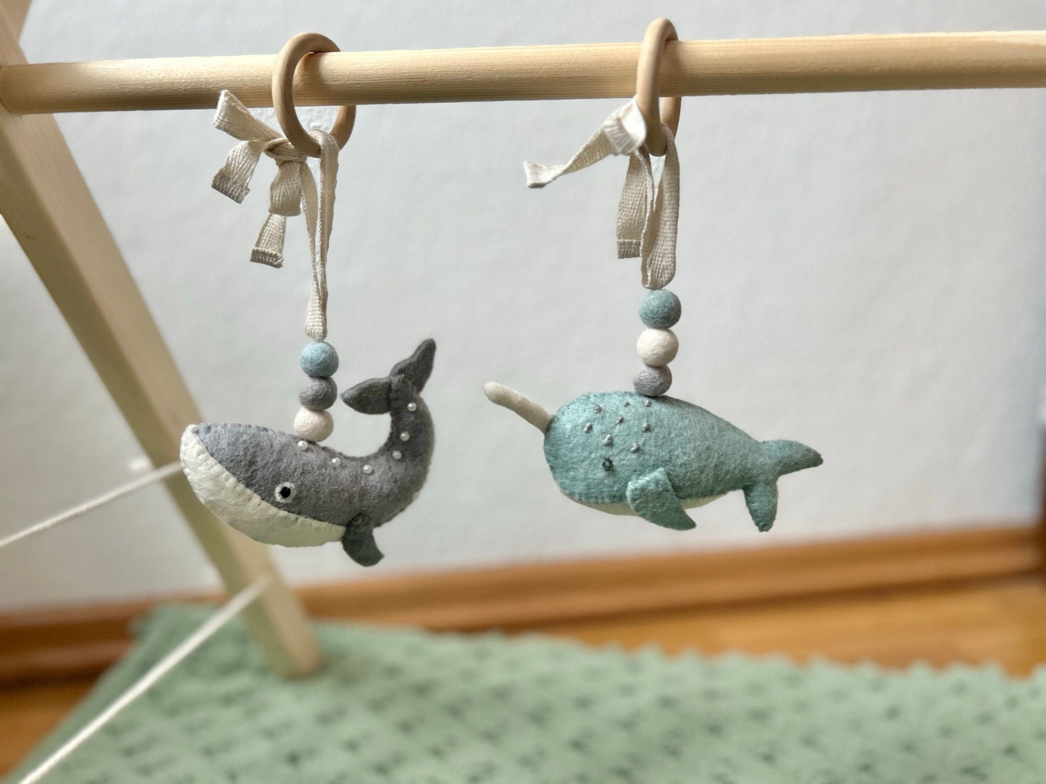 Spielbogenanhänger aus Filz I Spielbogenanhänger Walfisch I Narwal I Spieltrapez Anhänger I Baby Spielzeug