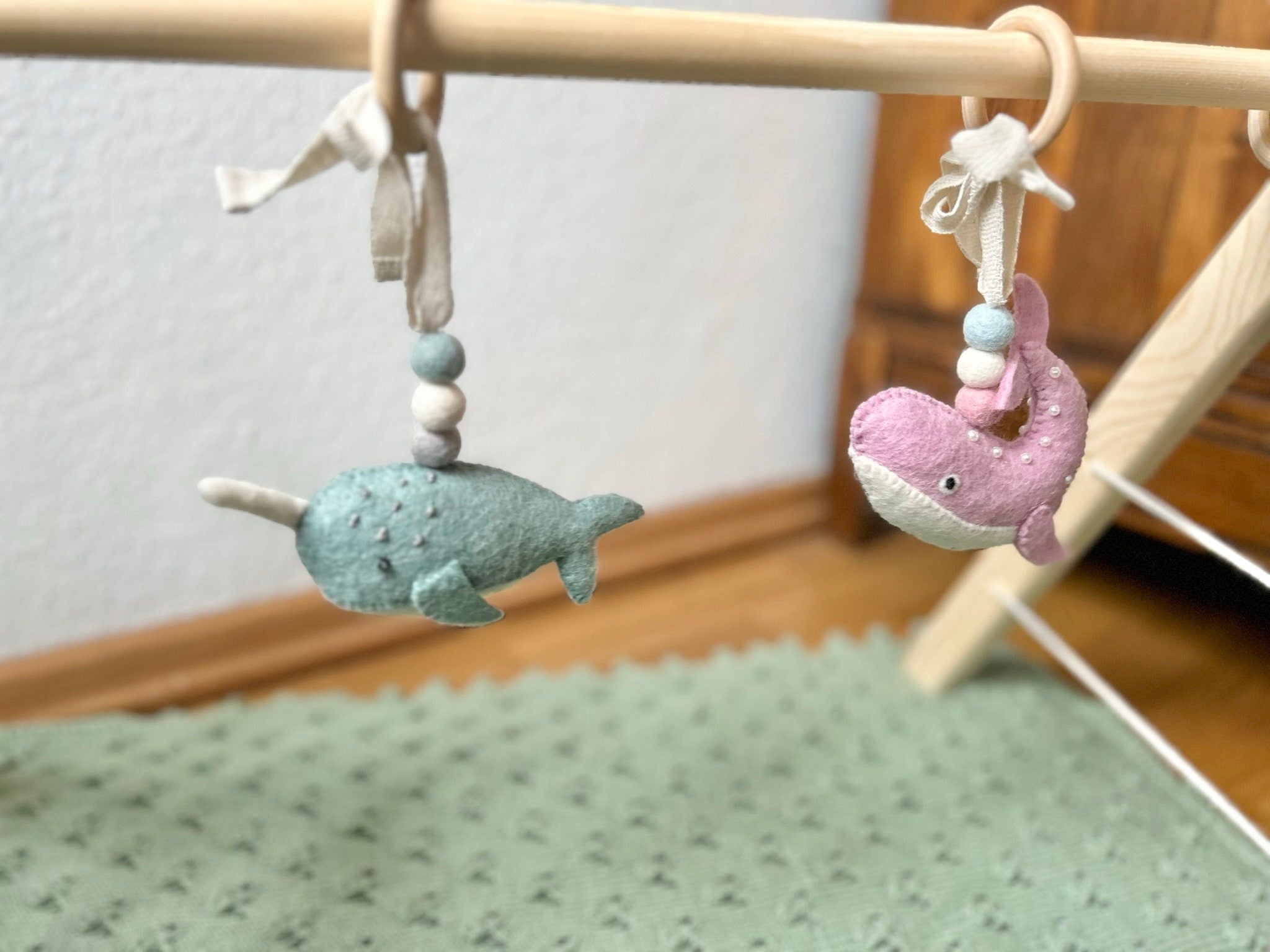 Spielbogenanhänger aus Filz I Spielbogenanhänger Walfisch I Narwal I Spieltrapez Anhänger I Baby Spielzeug