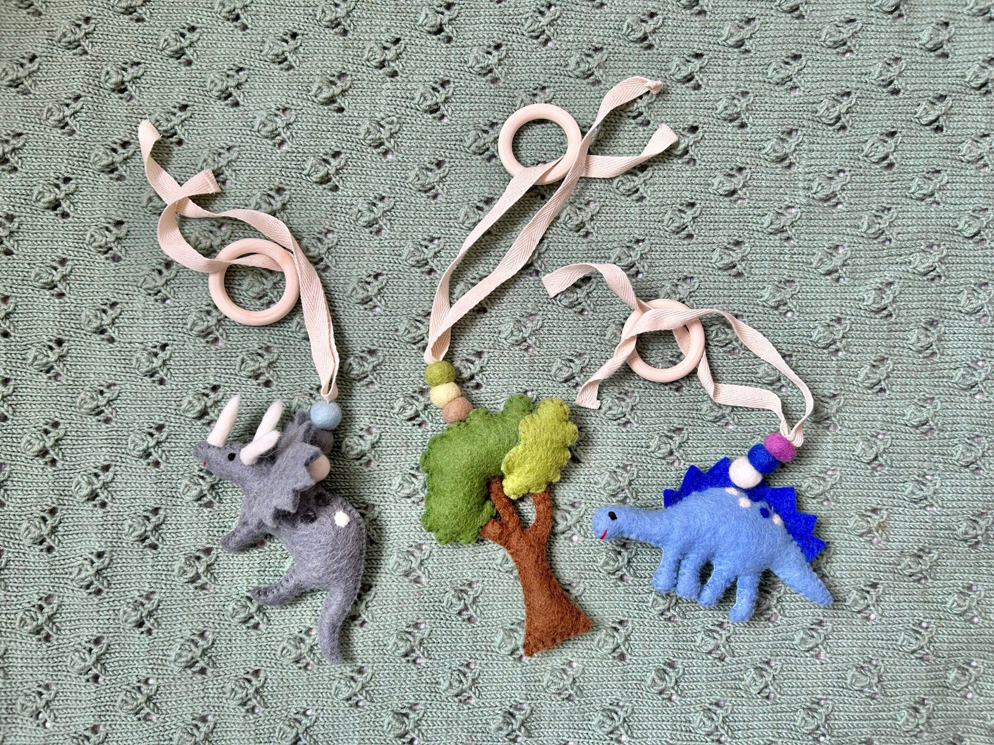 Spielbogenanhänger aus Filz I Spielbogenanhänger Dinosaurier I Stegosaurus I Spieltrapez Anhänger I Baby Spielzeug I Brachiosaurus I