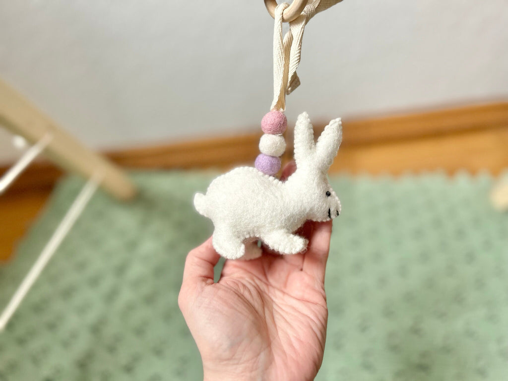 Spielbogenanhänger Hase aus Filz I Spielbogenanhänger Kaninchen I Spieltrapez Anhänger I Baby Spielzeug I Häschen aus Filz